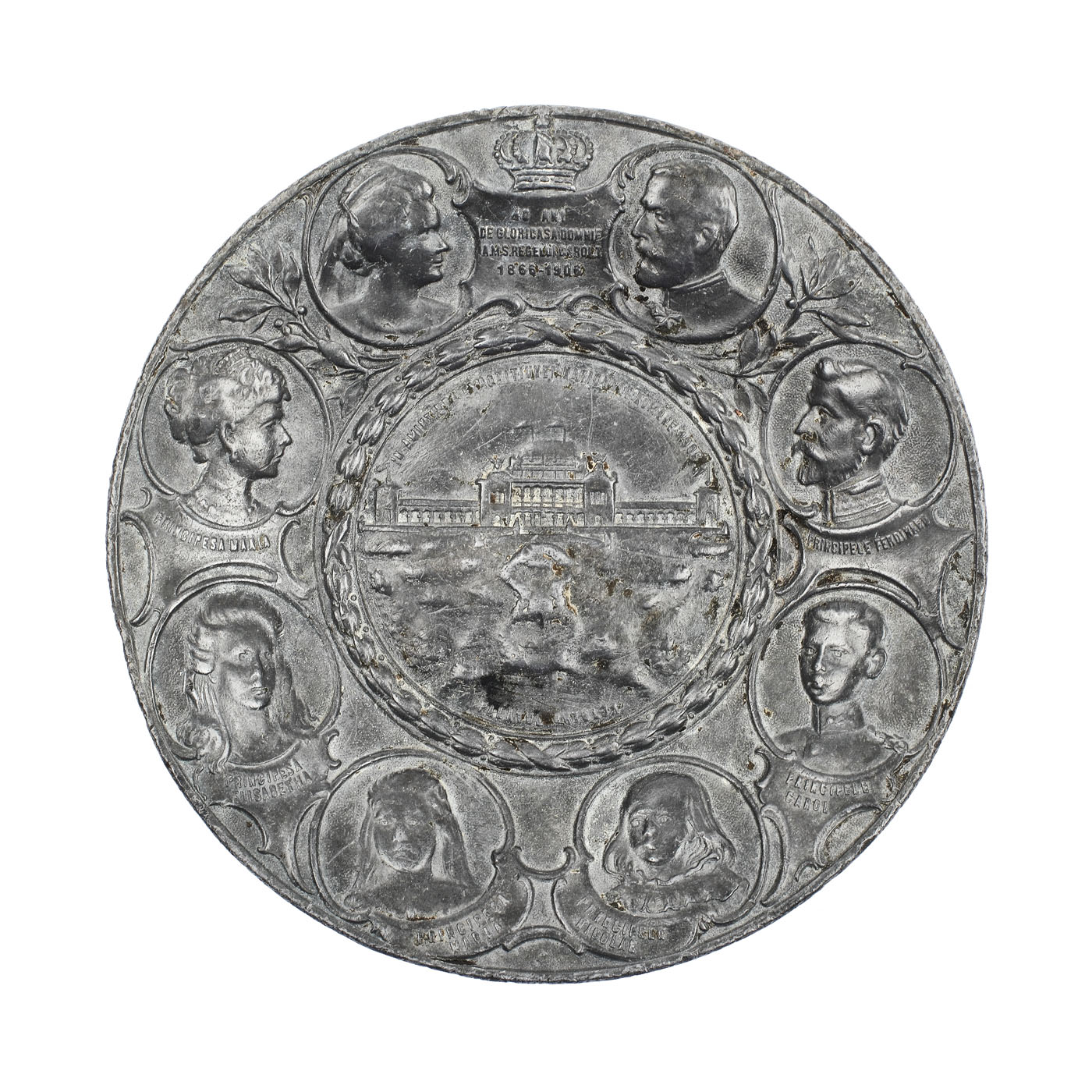 Farfurie din cositor de la "Expoziția Generală Română", decorată cu efigiile familiei regale, 1906