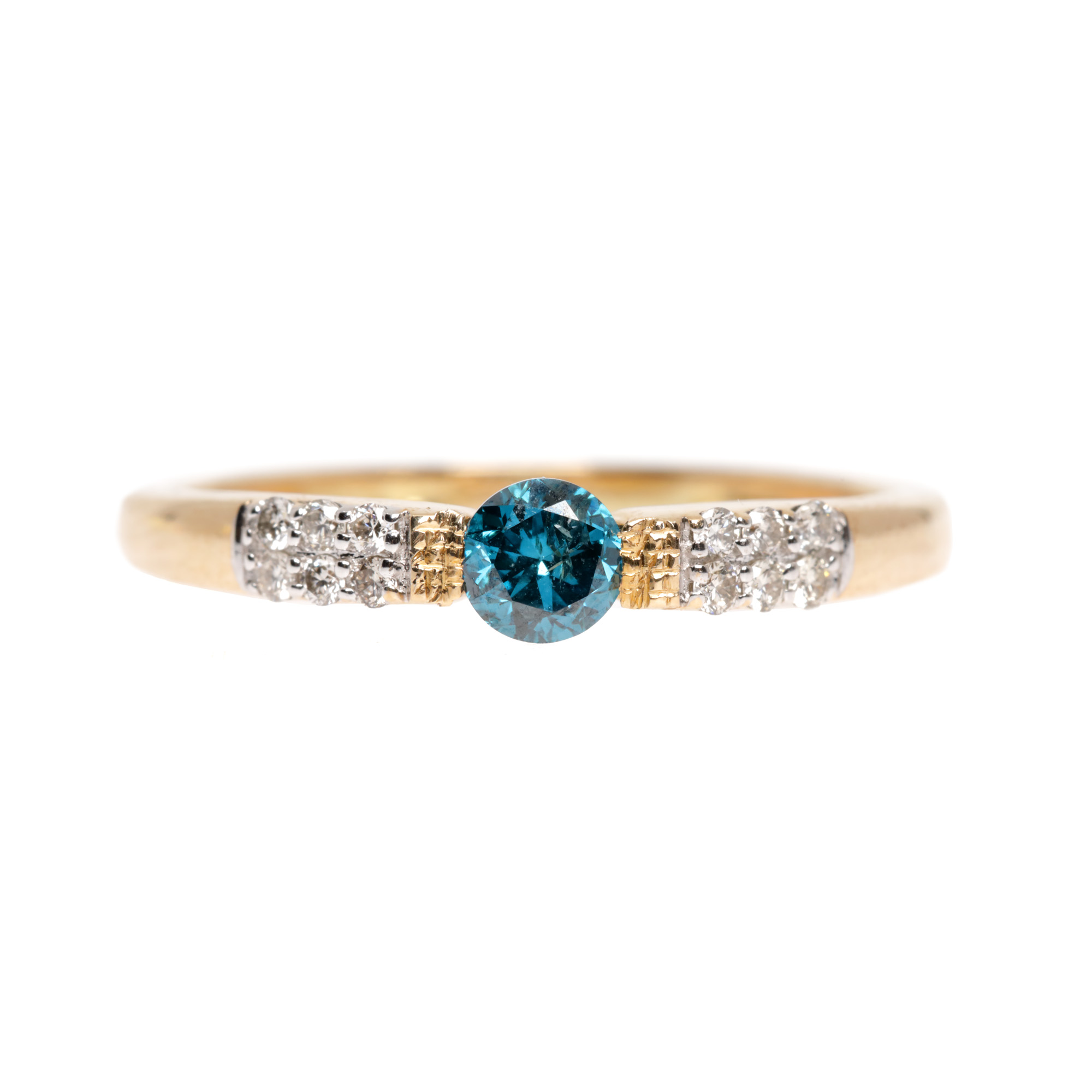 Inel din aur alb, decorat central cu diamant albastru, anturat de diamante