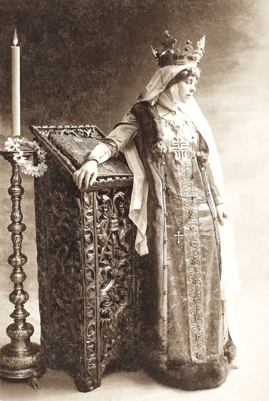 Photograph of Queen Marie in a frame carved in the Neo-Romanian style, 1920