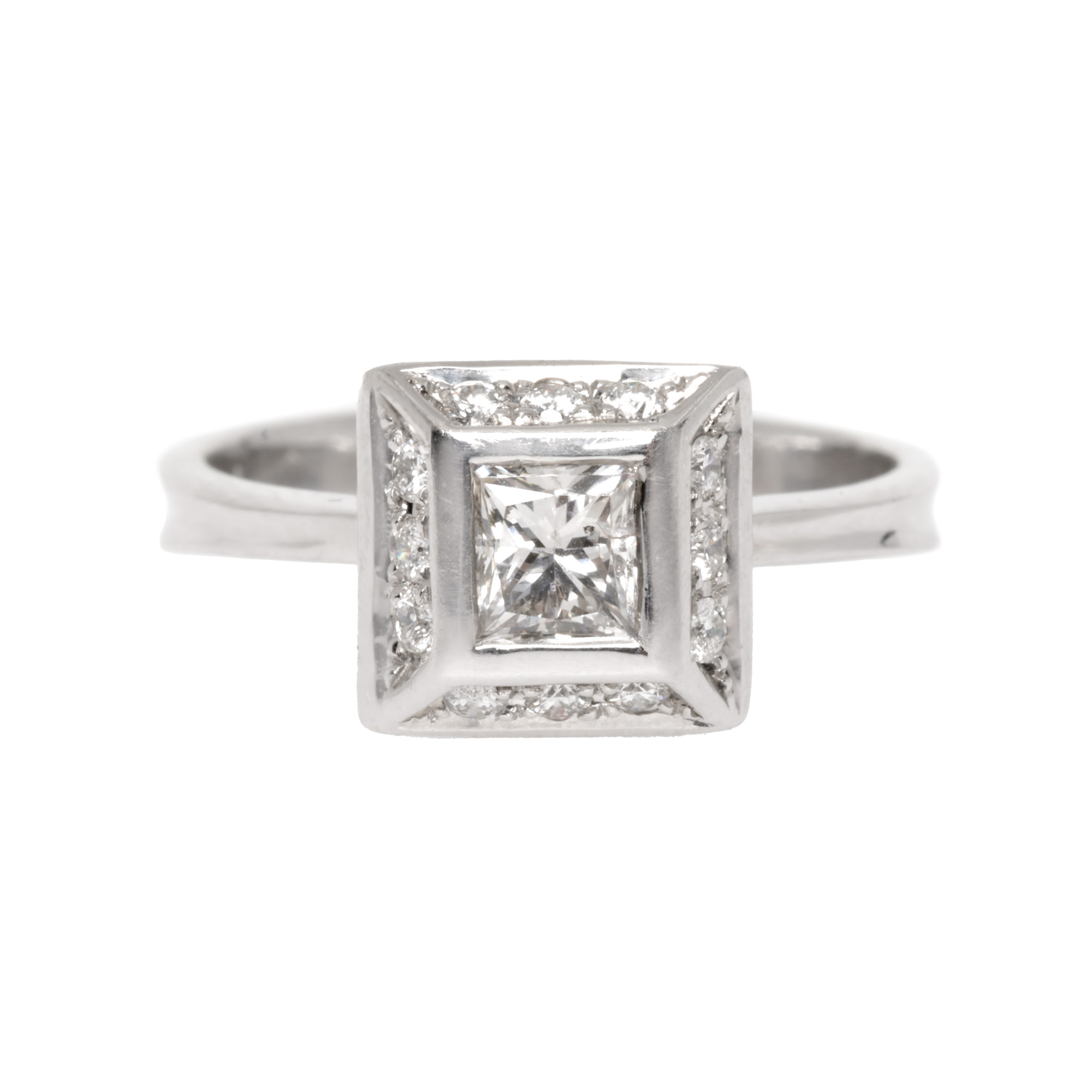 Inel din aur alb, decorat cu un diamant central, anturat de diamante