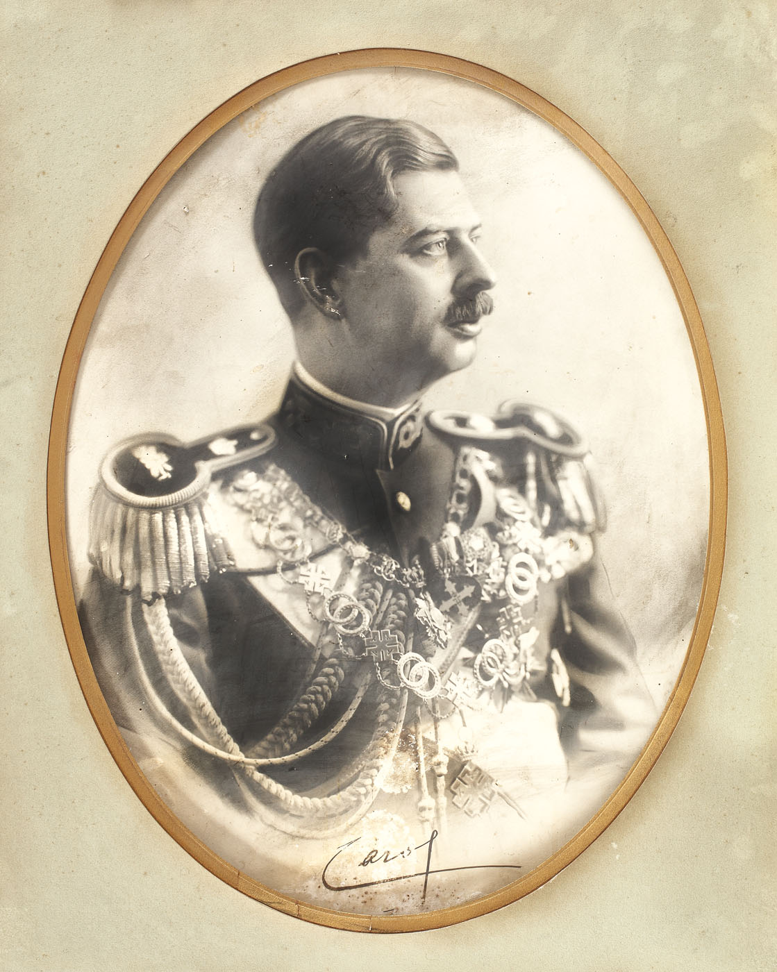 Fotografie reprezentându-l pe Regele Carol al II-lea, cu semnătura regală şi cea de autor, 1931
