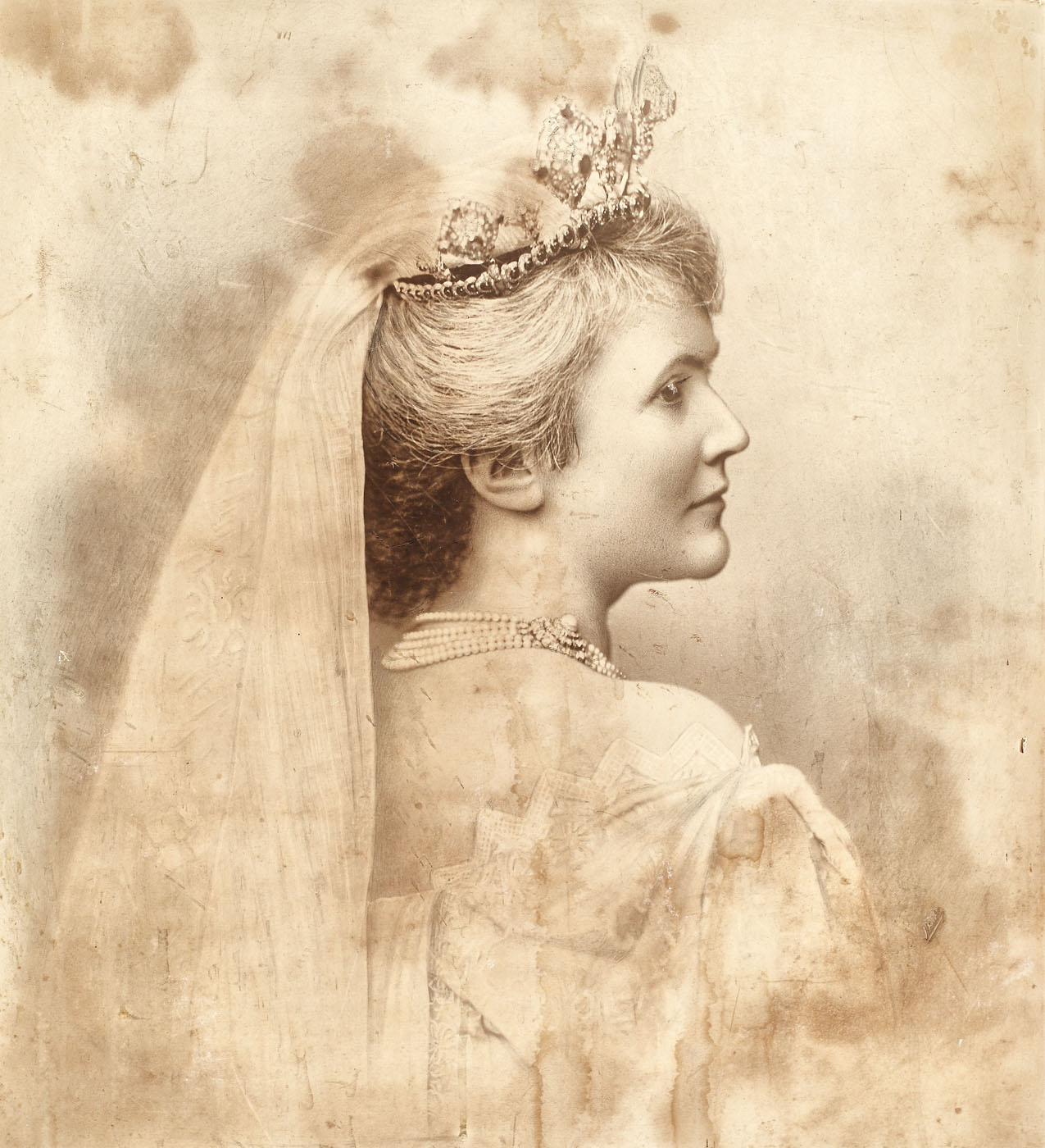 Fotografie reprezentând-o pe Regina Elisabeta, în ramă sculptată în stil Neo-Românesc, purtând cifrul Reginei Elisabeta, sfârşitul sec. XIX