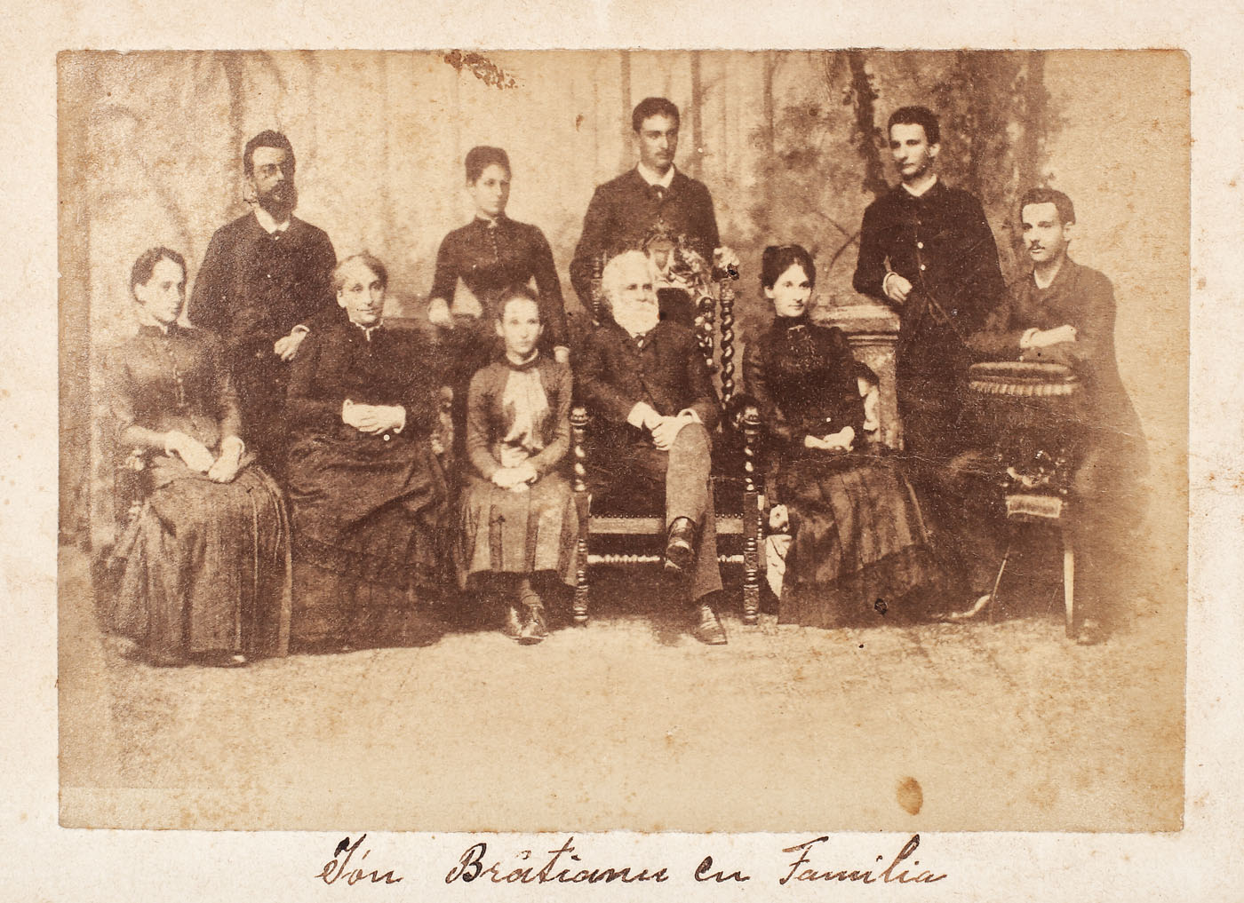 Fotografie reprezentându-l pe Ion C. Brătianu alături de familia sa