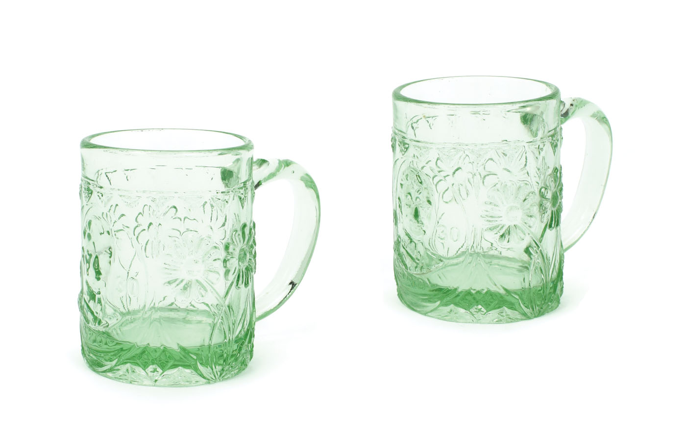 Lot format din două căni din sticlă verde uraniu, decorate cu efigia Regelui Carol al II-lea, 1930