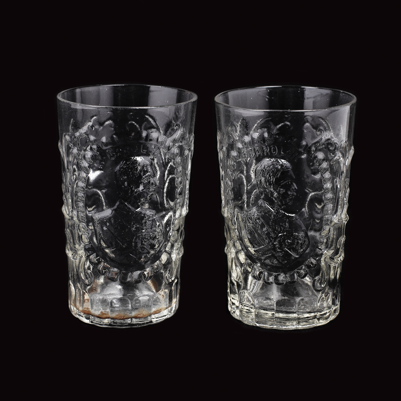 Lot consisting of two glasses decorated with the effigy of King Carol II
