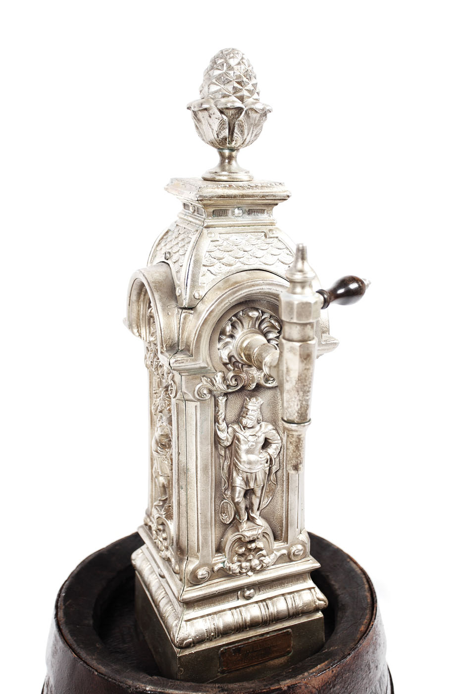 Dozator de bere Gambrinus din bronz masiv, cu silueta "regelui Gambrinus" reliefată pe toate cele patru laturi, însoțit de un butoi pentru bere marca Luther-Czell, Bucuresci, sfârșit de sec. XIX