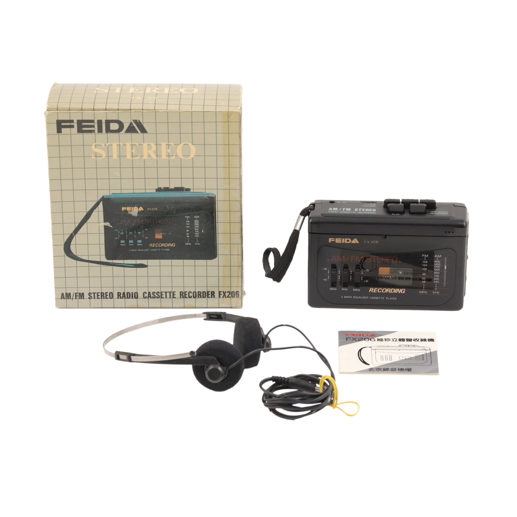 Aparat Feida pentru AM/FM radio, player și recorder pentru casete, însoțit de căști, manualul de instrucțiuni, în cutia originală