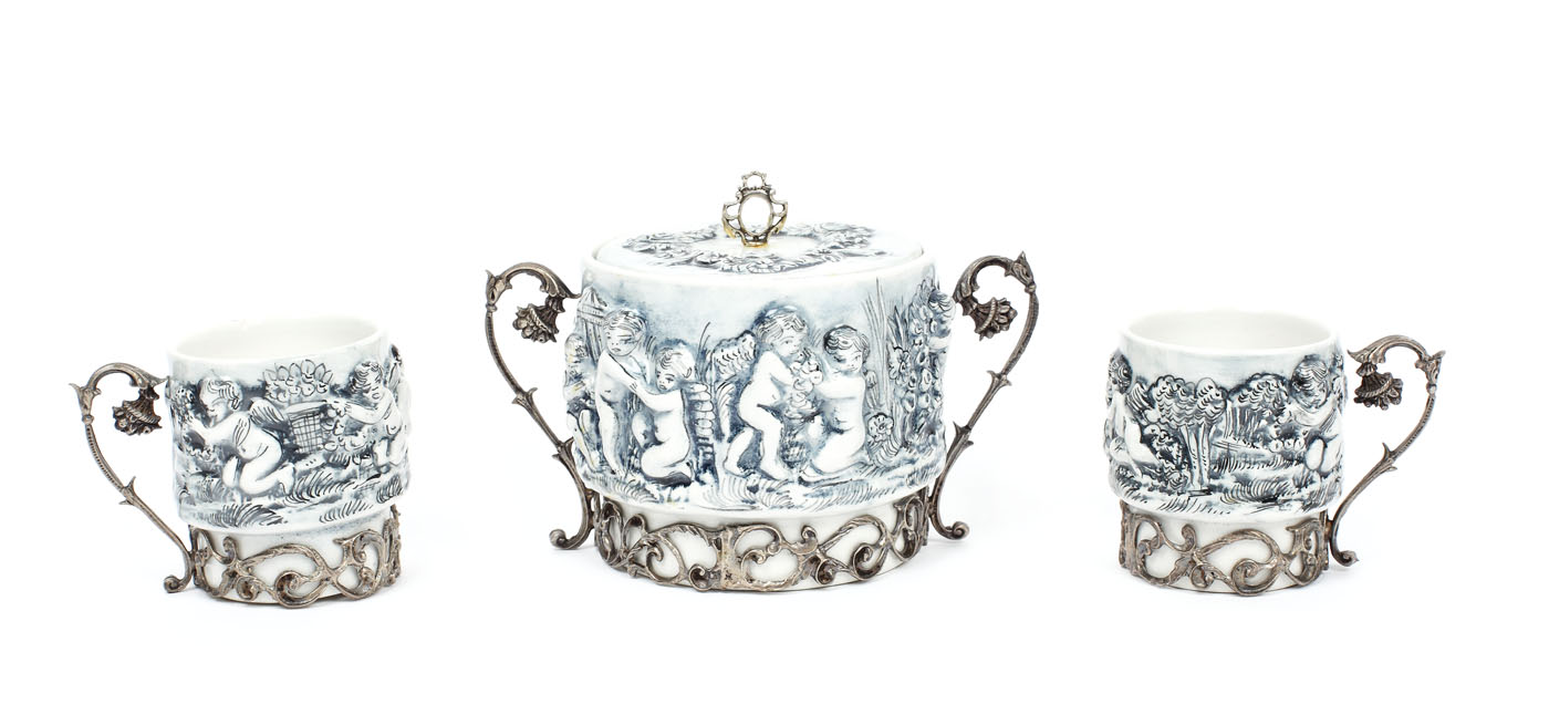 Lot format din zaharniță și ceșcuțe tête-à-tête pentru cafea, din porțelan Capodimonte, cu montură de argint, cca. 1930