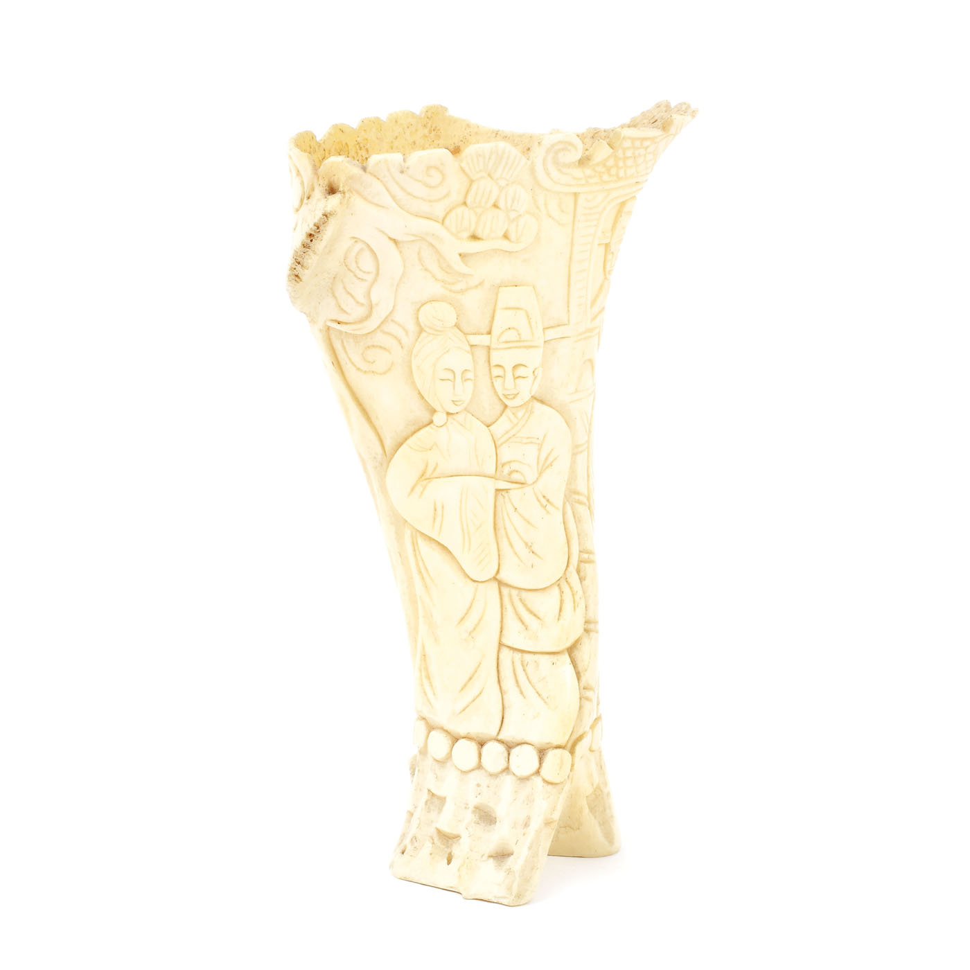 Decorative item, consisting of a relief carved horn, along with a shelf decorated with black and gold lacquer, various Japanese scenes, late 19th century