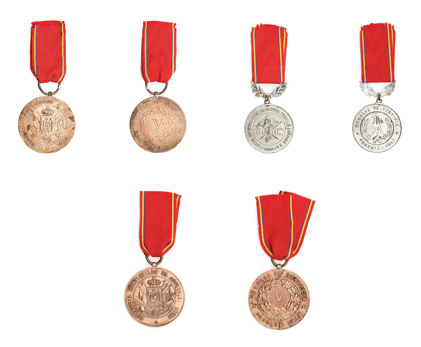 Lot format din 3 medalii de serviciu, acordate formaţiilor de pompieri voluntari din Arad, pentru "5 ani" de activitate, începând cu 1930, respectiv "20 de ani" de activitate în slujba Corpului Pompierilor Industriei Textile Arădeana, începând cu 1942