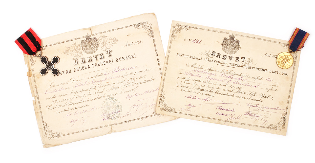 Lot de decoraţii și brevete acordate aceluiaşi soldat pentru fapte de arme în timpul Războiului de Independeţă ("Crucea Trecerea Dunării" şi "Medalia Apărătorilor Independenţei")
