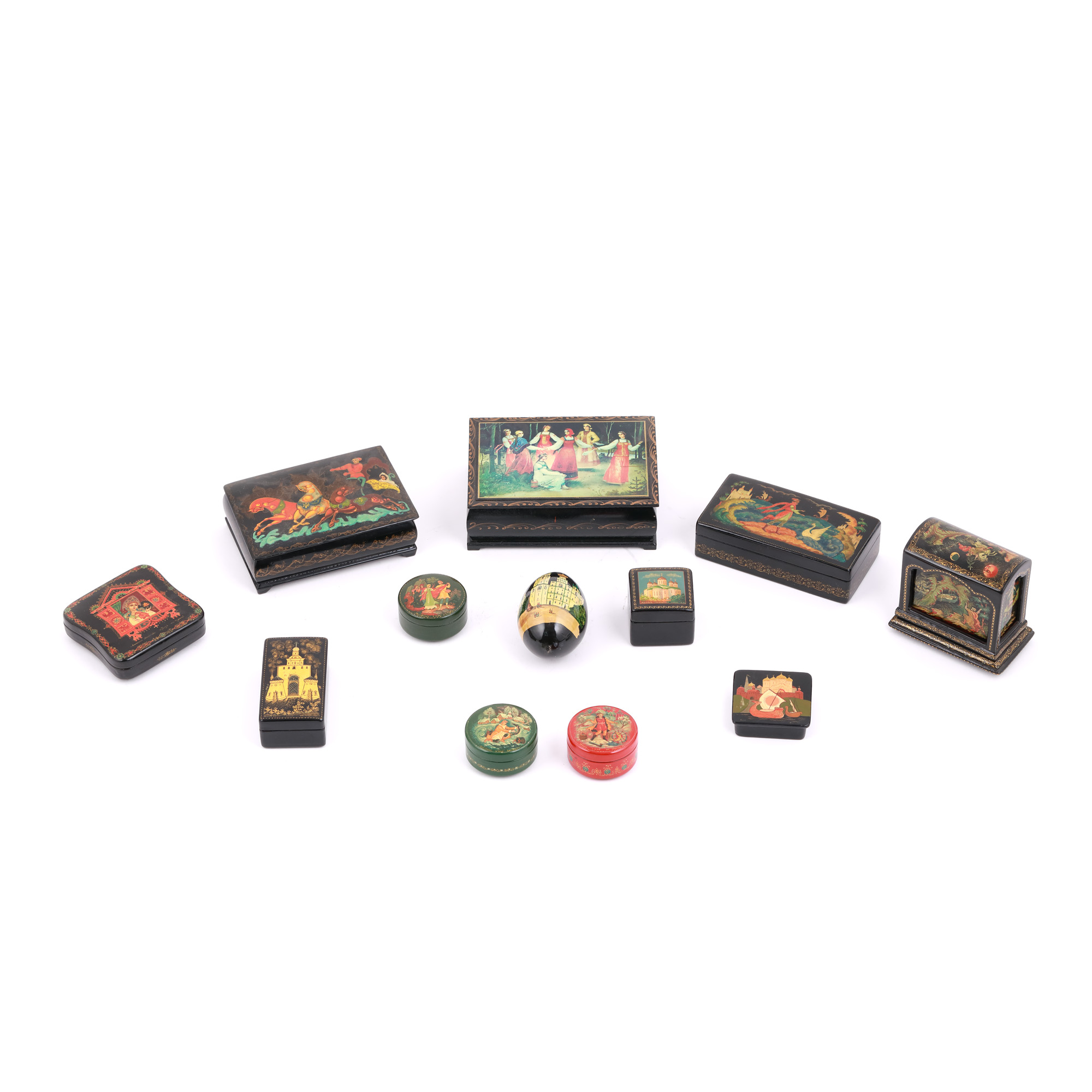 Set format din 11 cutii rusești, inclusiv un ou, decorate cu scene rurale și scene din basme, pictate manual, mijlocul sec. XX