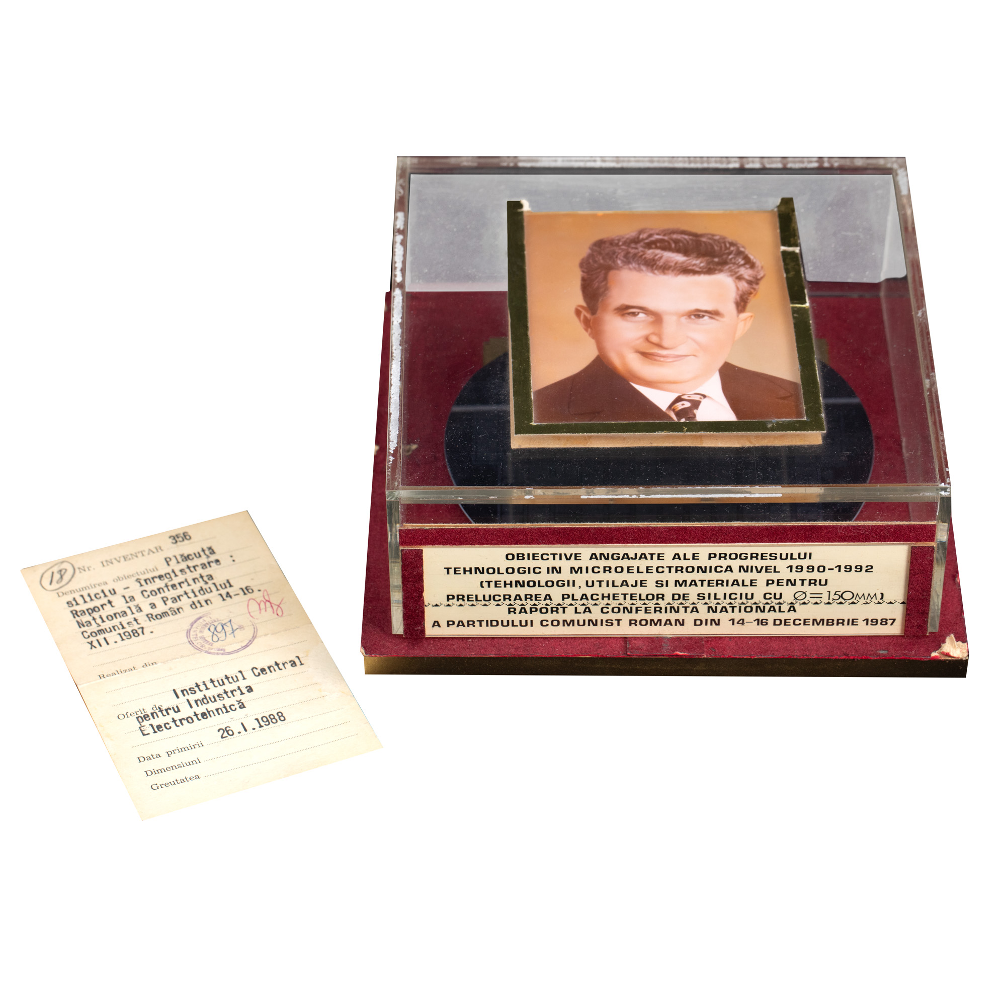 Plachetă de siliciu, cu fotografia lui Nicolae Ceaușescu,  conținând ”Raport la Conferința Națională a Partidului Comunist Român din 14-16 decembrie 1987”, însoțită de certificat R.A.A.P.P.S