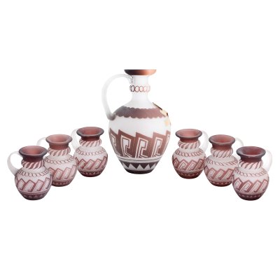 Lot format din șapte carafe decorative, din sticlă stratificată, tipic manufacturii de sticlă Buzău, primite din partea Comitetului Județean Buzău, cu ocazia aniversării de 65 de ani din 26 ianuarie 1983, însoțit de certificat R.A.A.P.P.S.