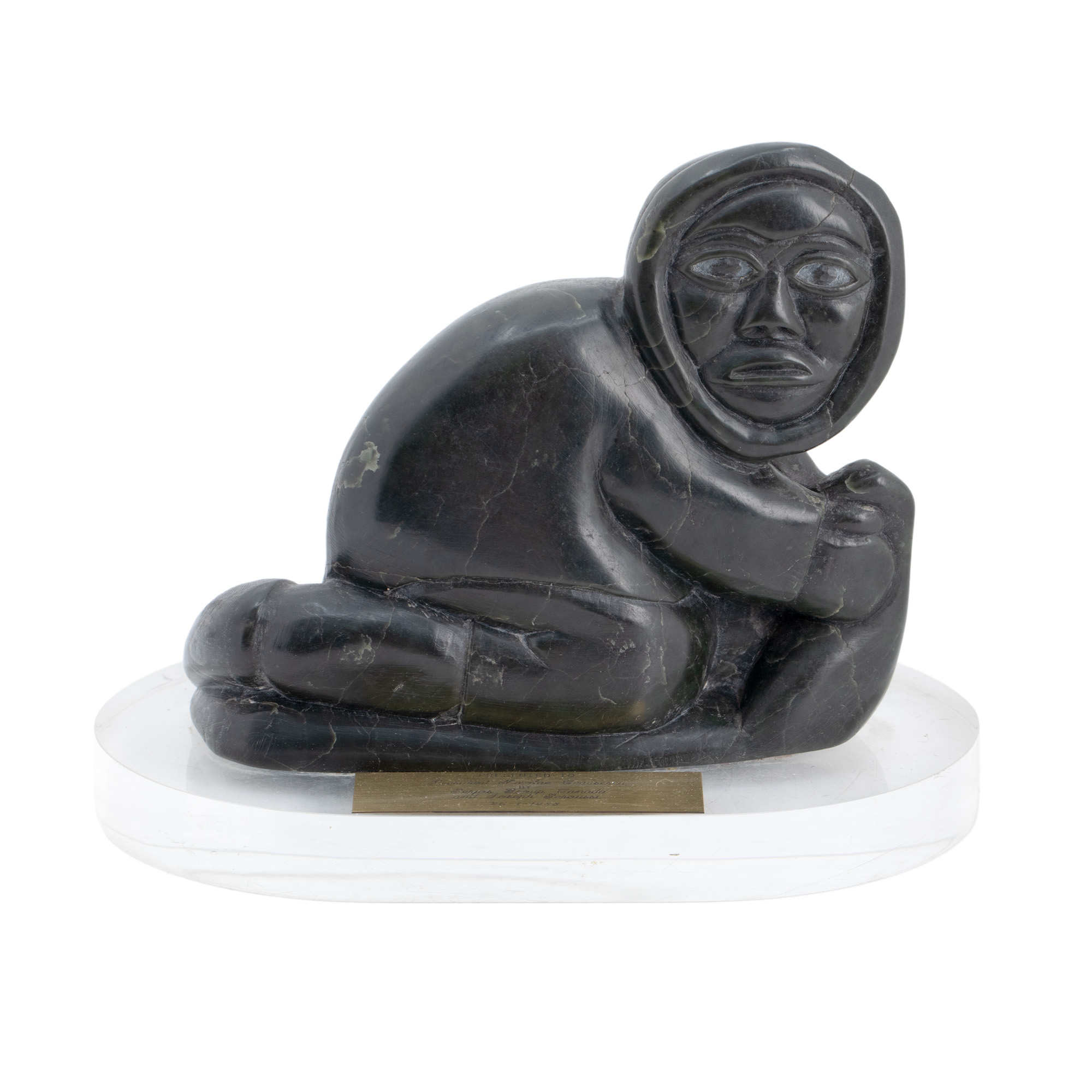 Artă inuită, sculptură în marmură neagră, reprezentând un eschimos pe sanie, semnată Abraham Pov (1927-1994), primită cadou din partea lui Joseph Seroussi (fondator Seroussi), cu ocazia zilei de naștere a lui Nicolae Ceaușescu, 26 ianuarie 1988, însoțită de certificat R.A.A.P.P.S.