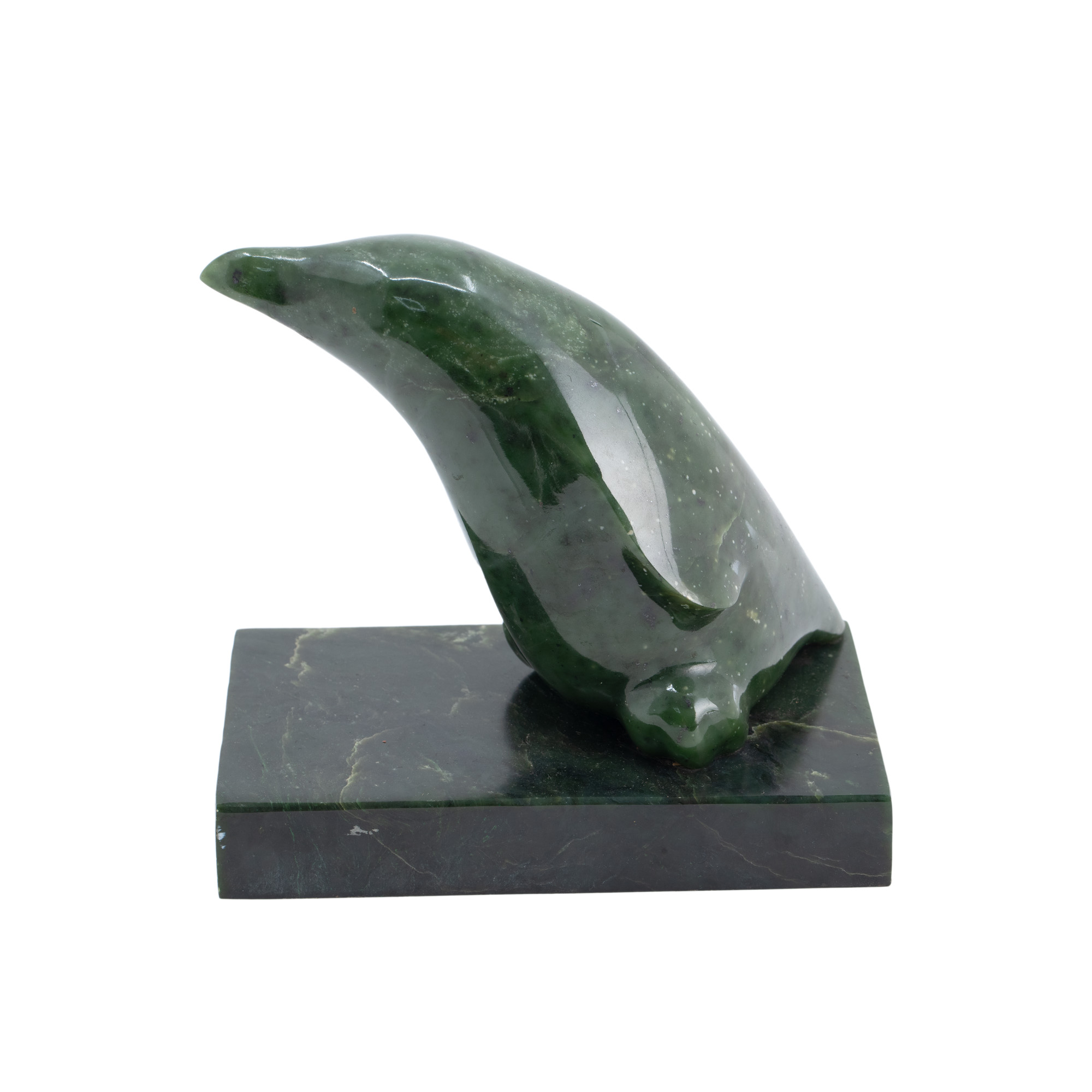 Statuetă din marmură verde, reprezentând un pinguin, semnată Jason Chine, datată 1829, cadou protocolar din partea lui Tim Buck, Preşedintele Partidului Comunist Canadian, în vizita din 1968 în Romania, însoțită de certificat R.A.A.P.P.S.