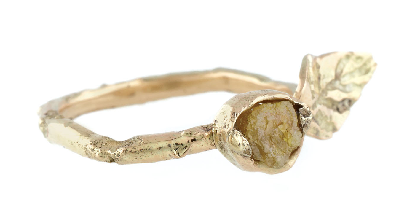 ”Eve's apple” - interesant inel din aur, cu frunză ornamentală și diamant brut