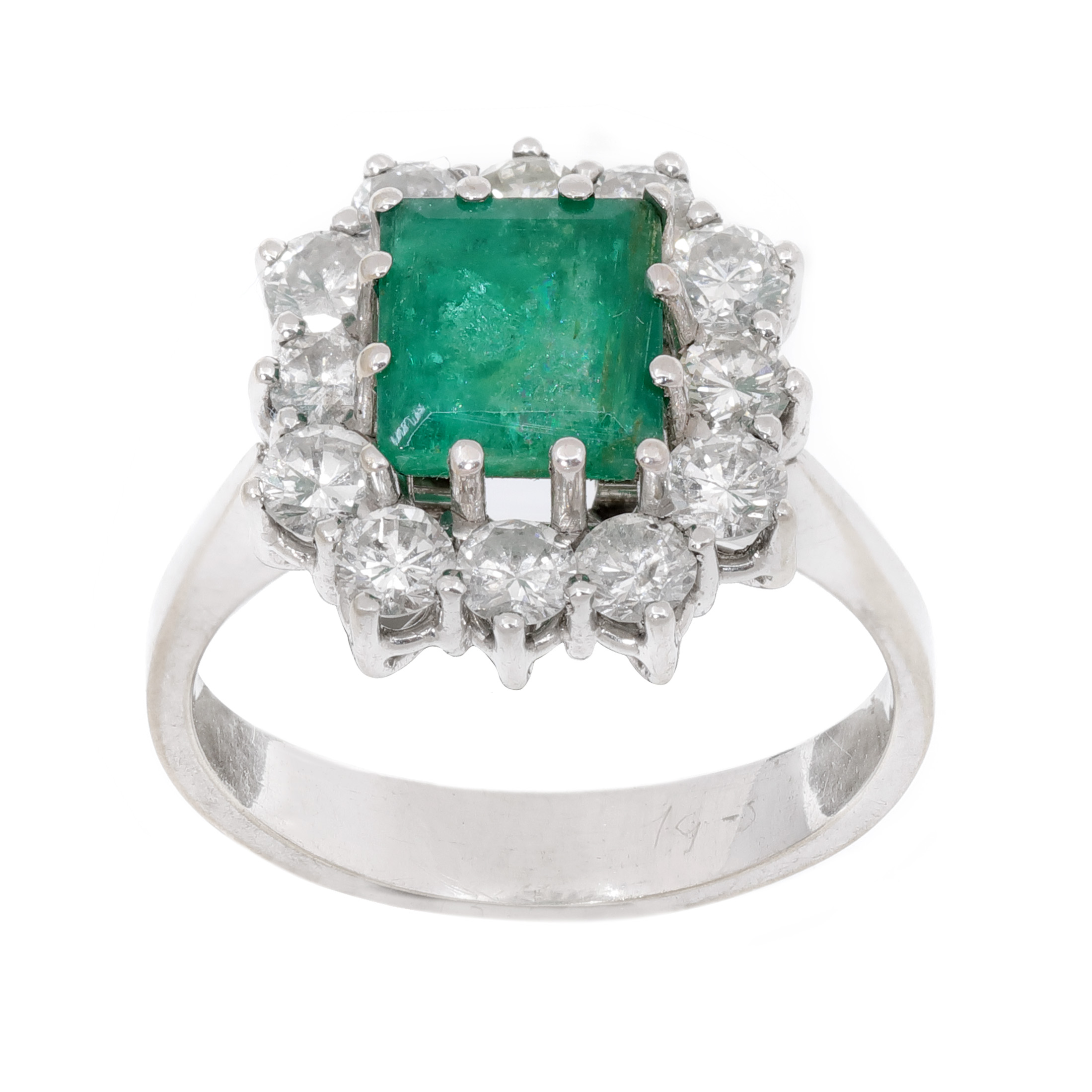 Elegant white gold ring, centrally decorated with emerald, surrounded by diamonds