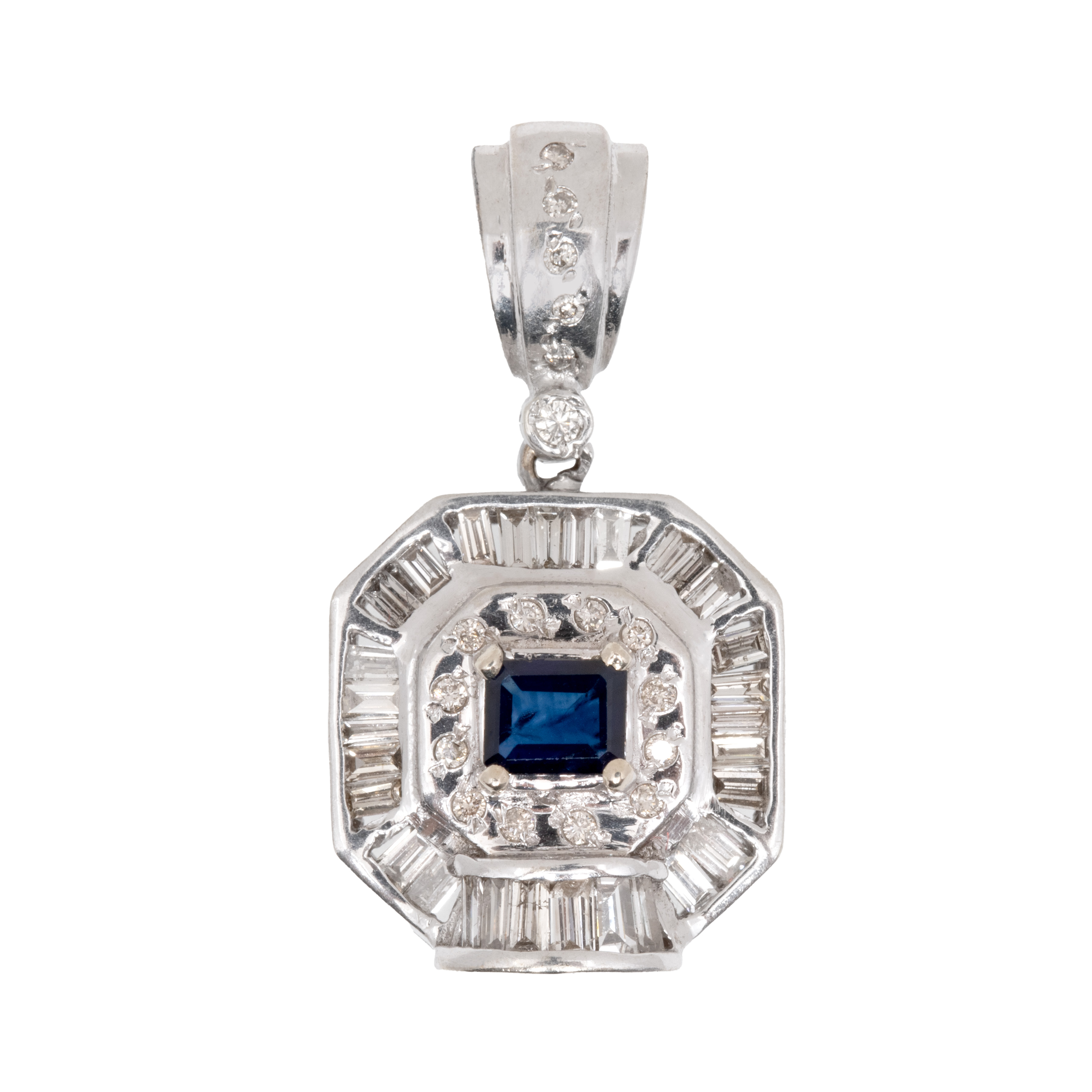 White gold pendant, decorated with a central sapphire, surrounded by diamonds