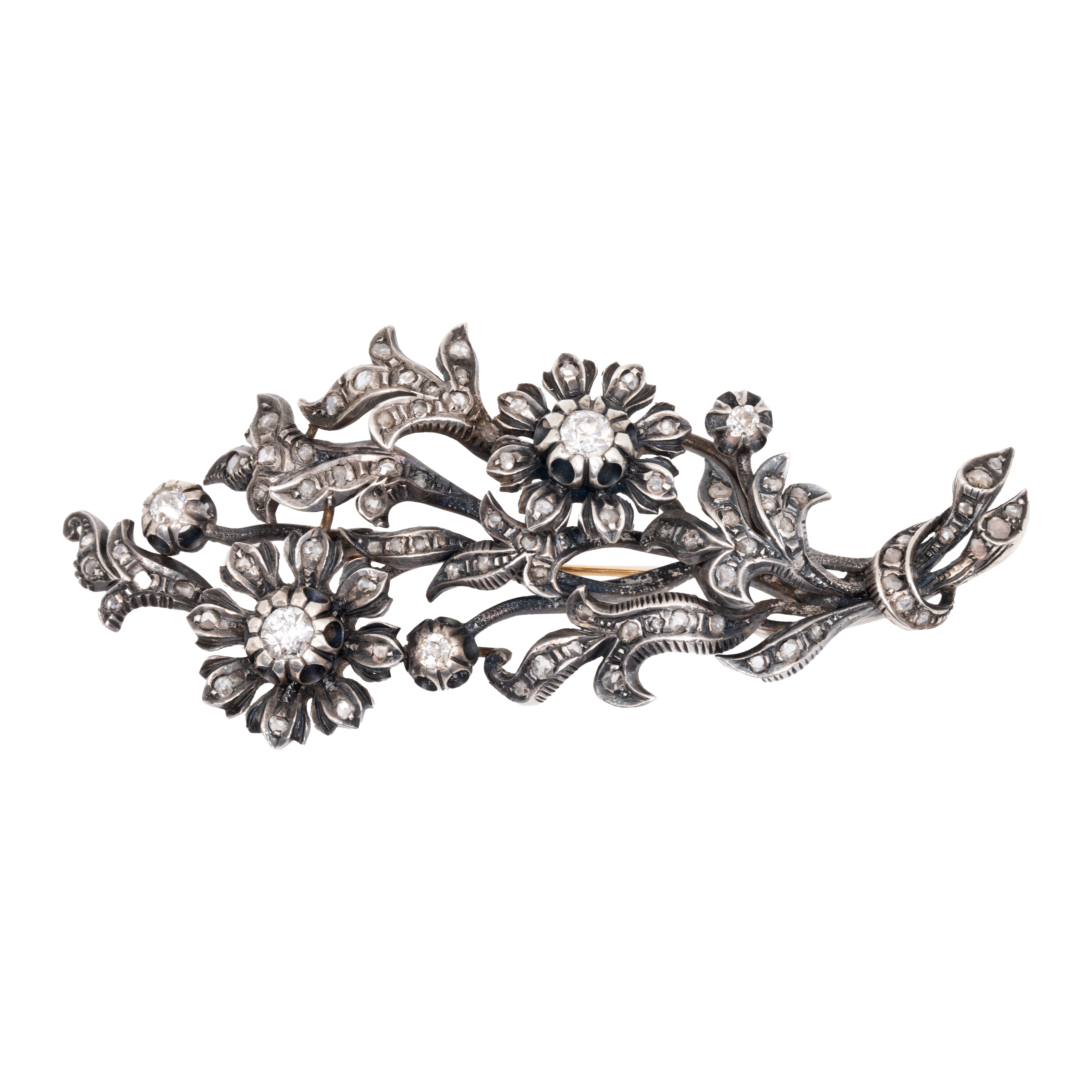 Broșă din aur roz și argint, sub forma unui buchet de flori, decorată cu diamante