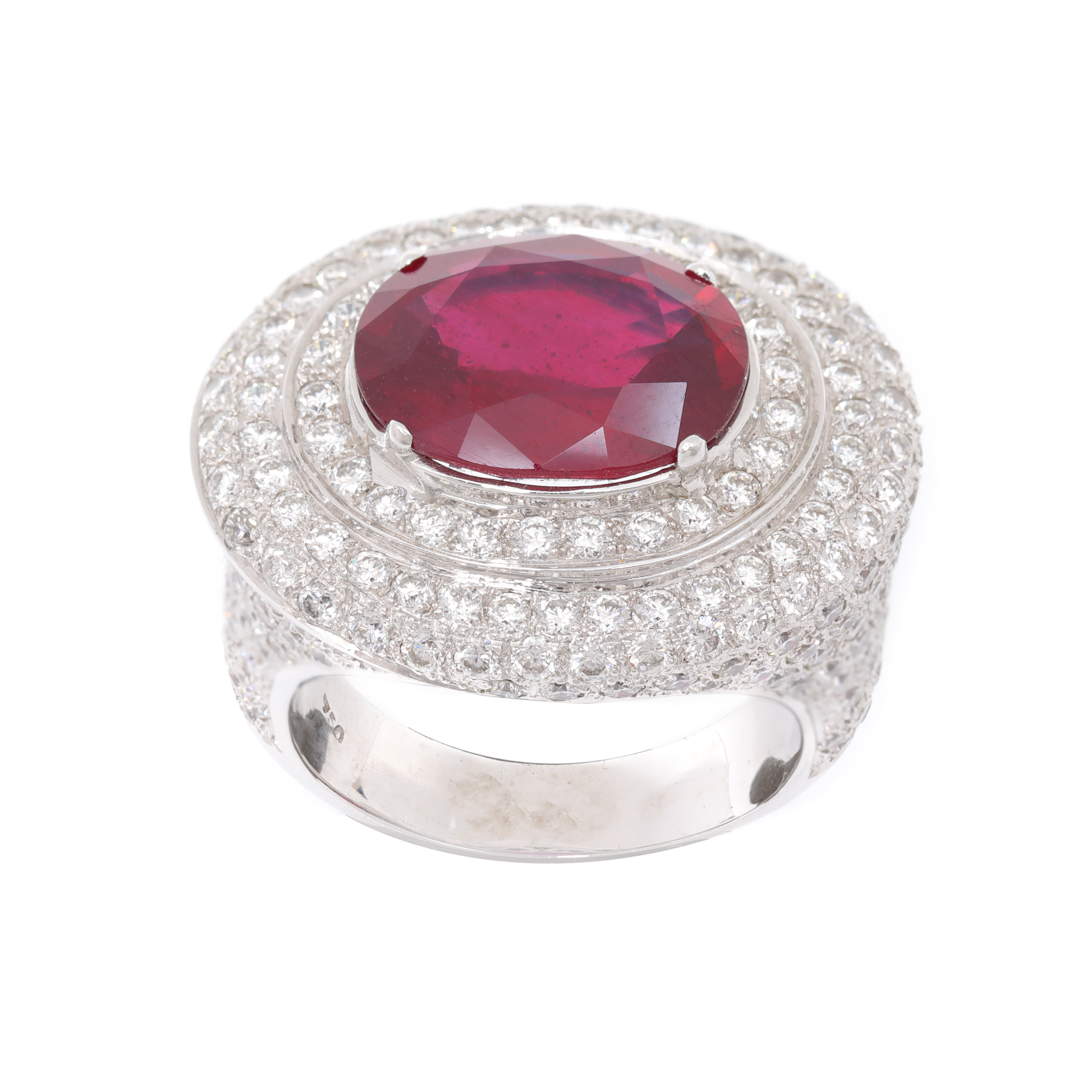 Inel din aur alb, decorat cu rubin central anturat de diamante
