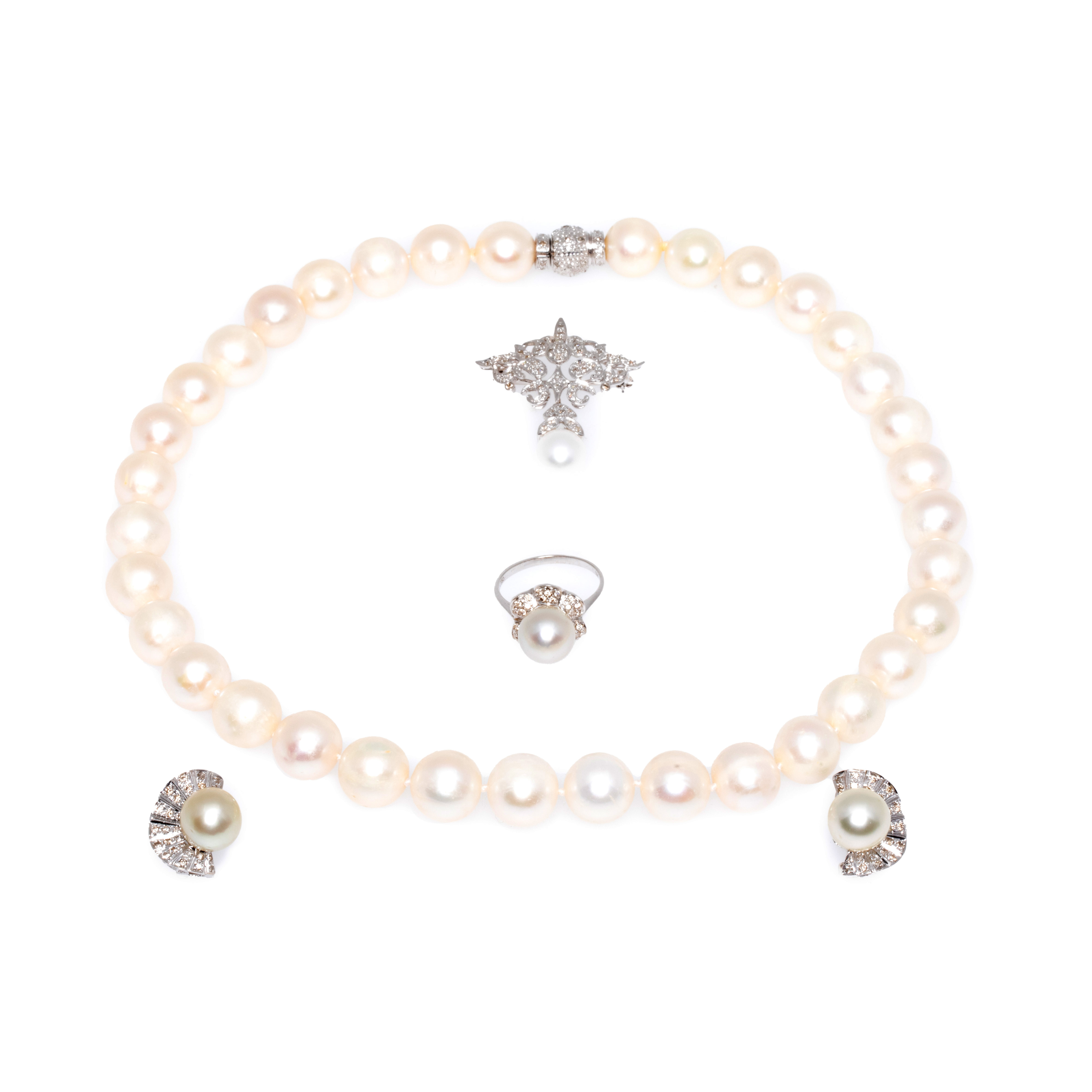 Elegant set din aur alb, format din colier, inel, broșă și pereche de cercei, decorat cu perle South Sea și diamante