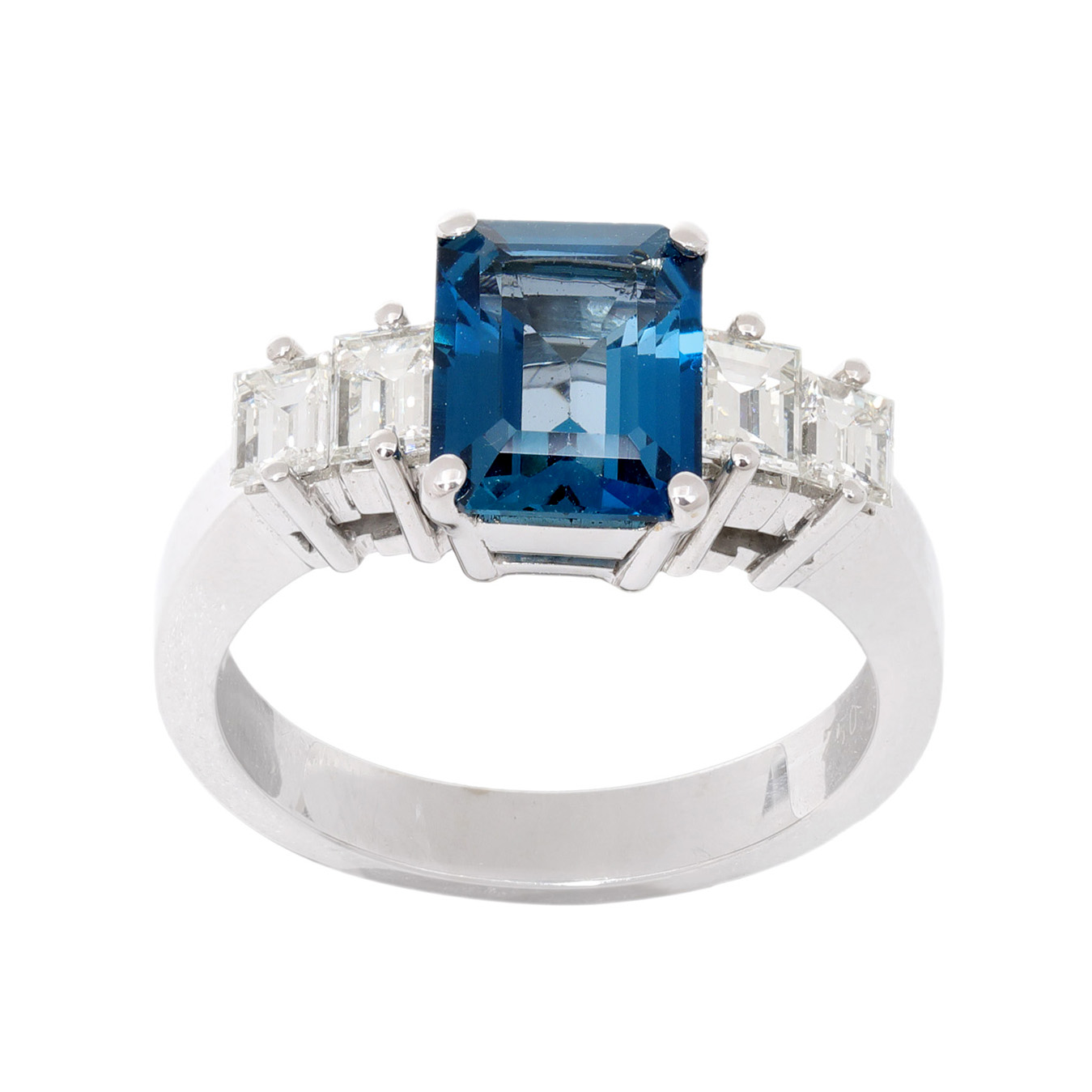 Inel din aur alb, decorat cu topaz London Blue și diamante