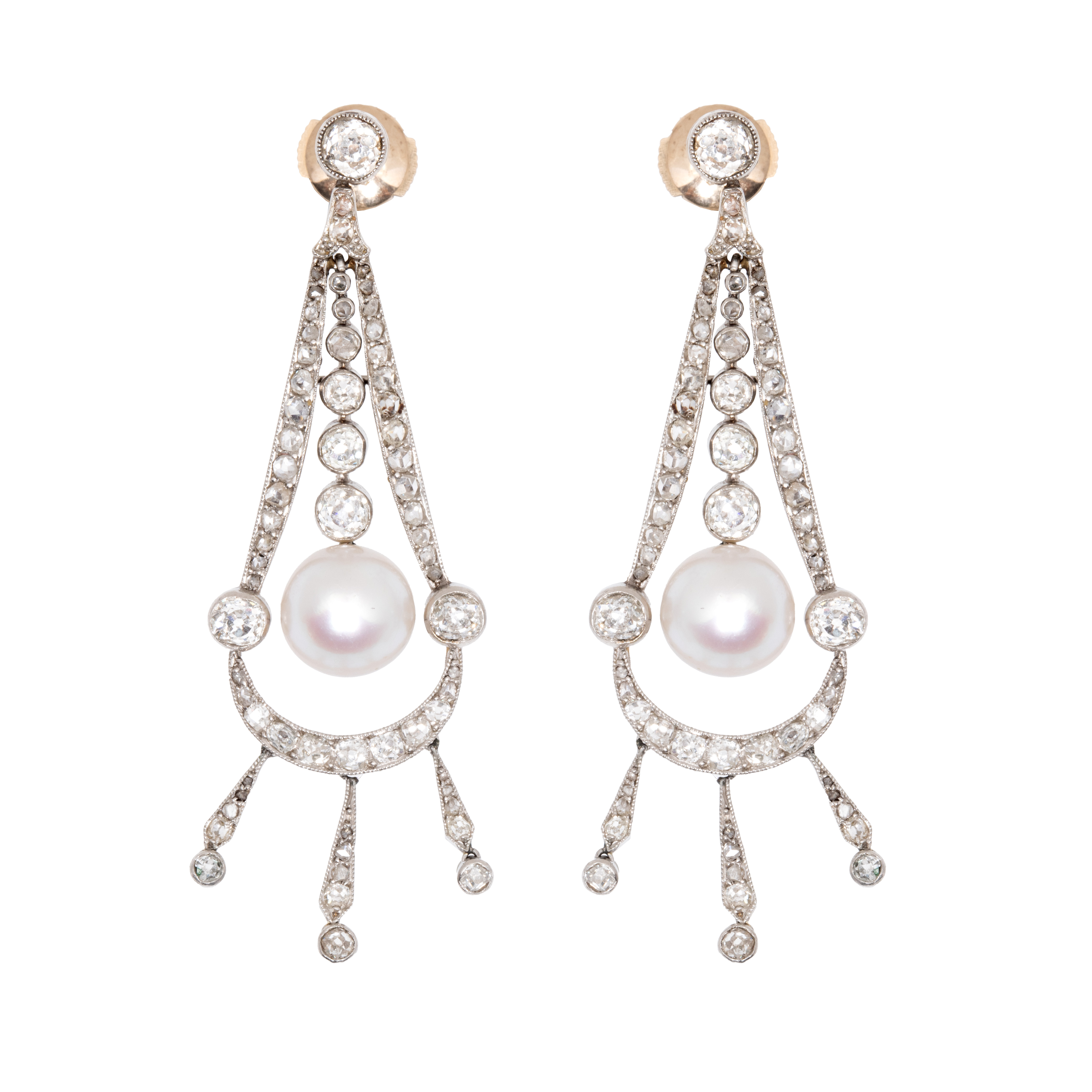 Pair of Art Deco platinum earrings, decorated with Akoya pearls and diamonds, approx. 1920