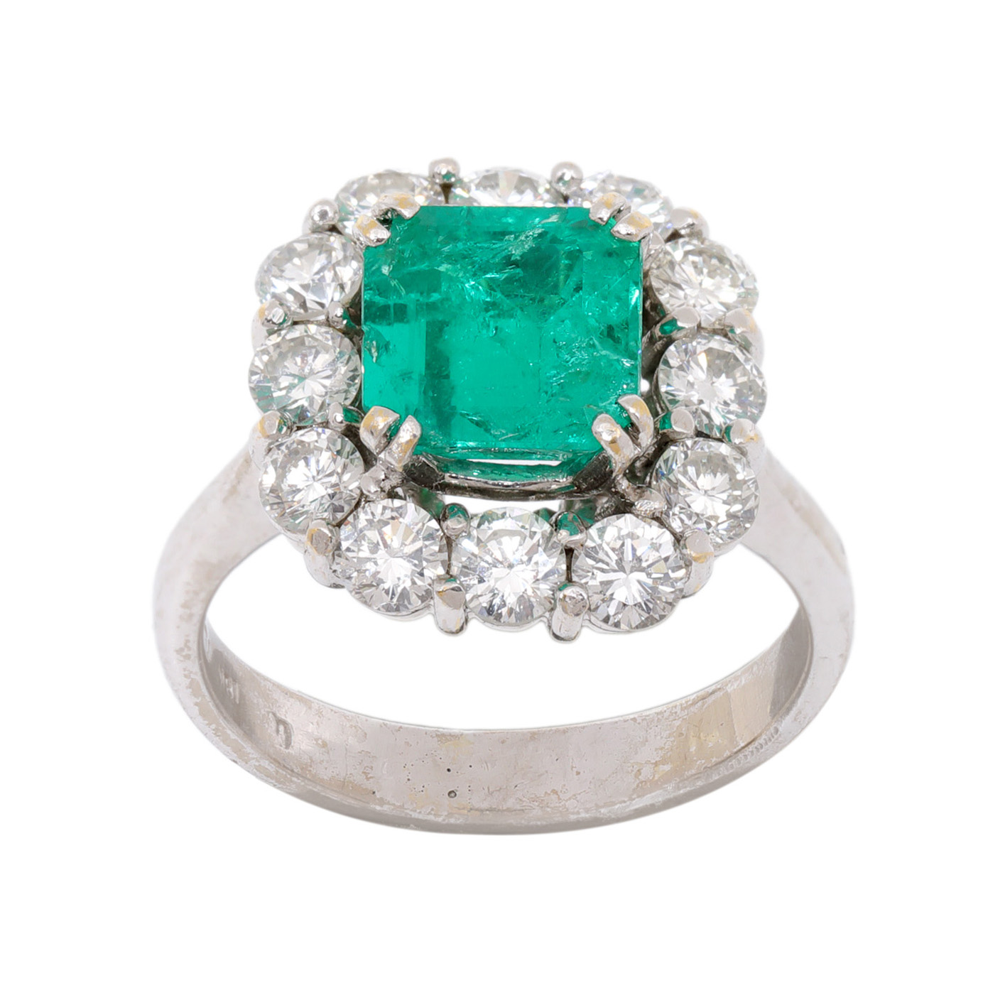 White gold ring, centrally decorated with emerald, surrounded by diamonds
