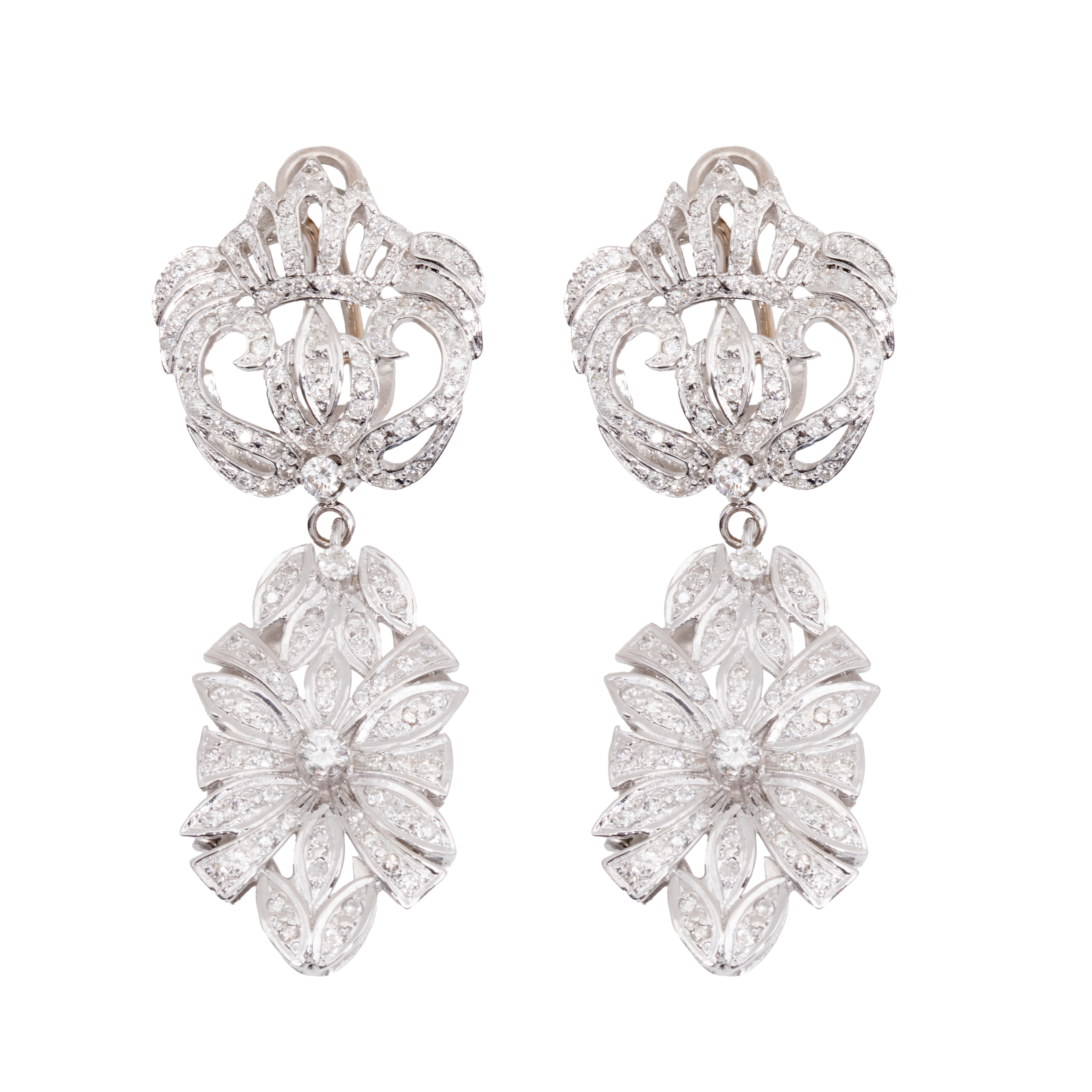 Elegant pair of white gold earrings, decorated with diamonds