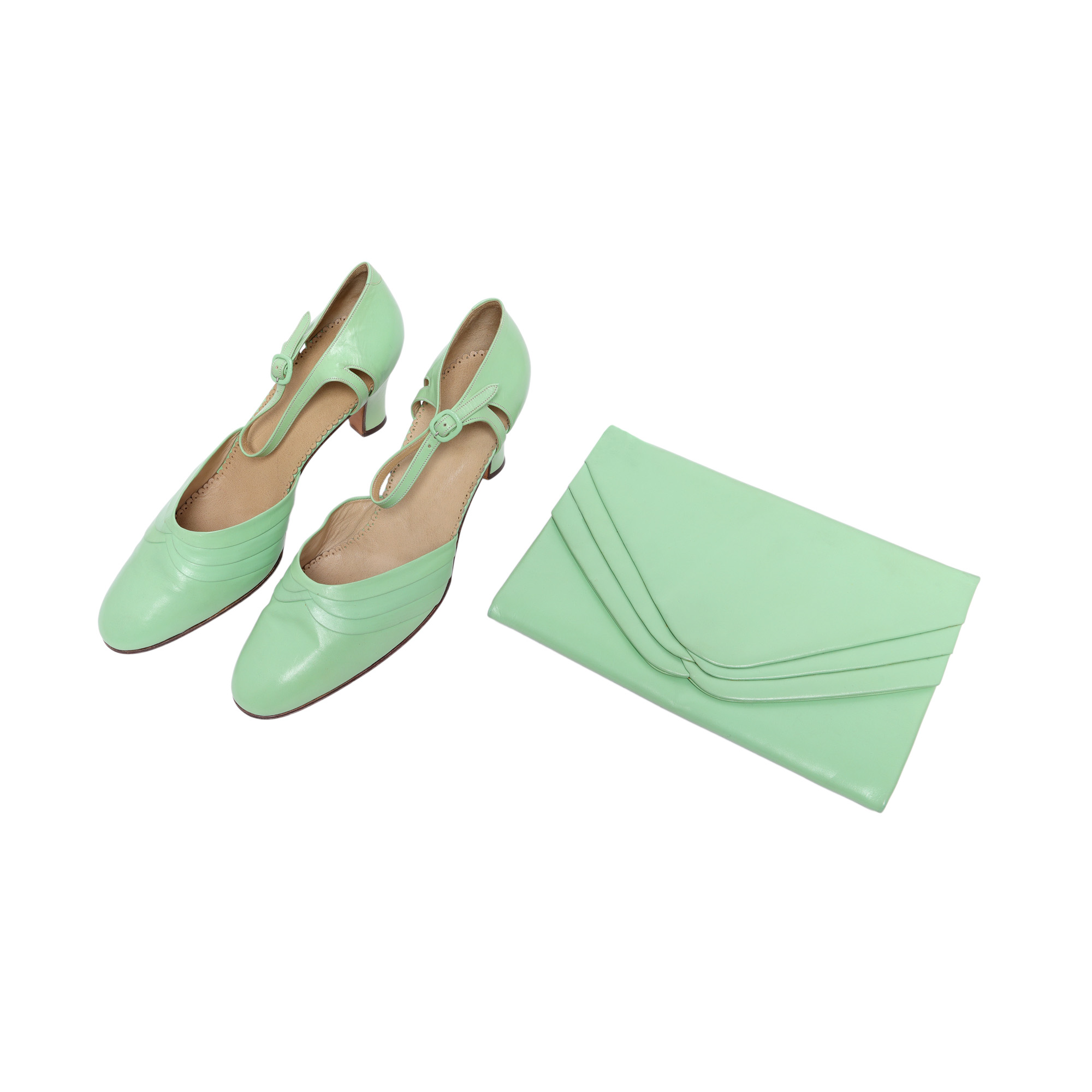 Lot consisting of a pair of shoes and a purse, which belonged to Elena Ceaușescu, accompanied by R.A.A.P.P.S. certificate.
