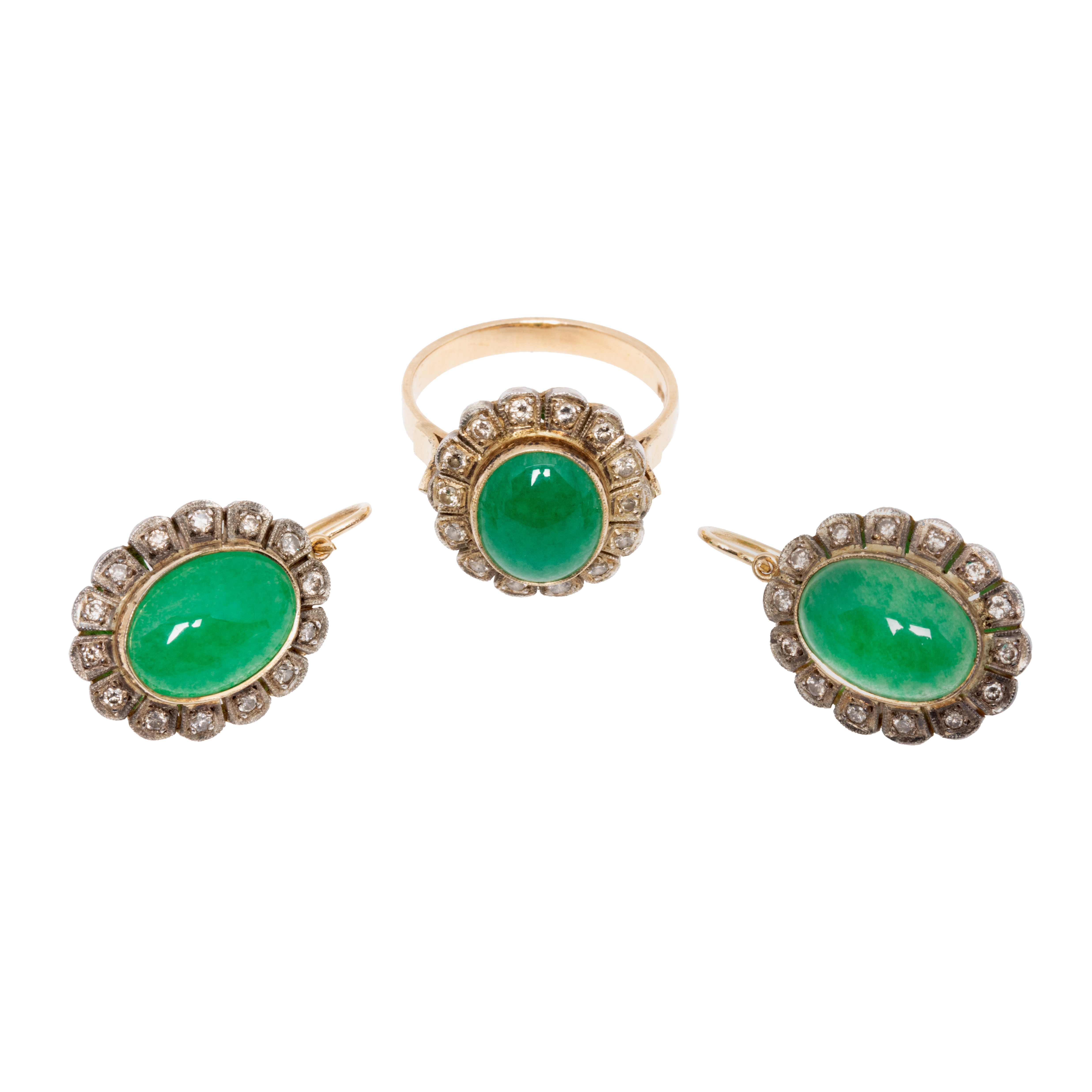 Set din aur și argint, format din pereche de cercei și inel, decorat cu jadeite caboșon și diamante