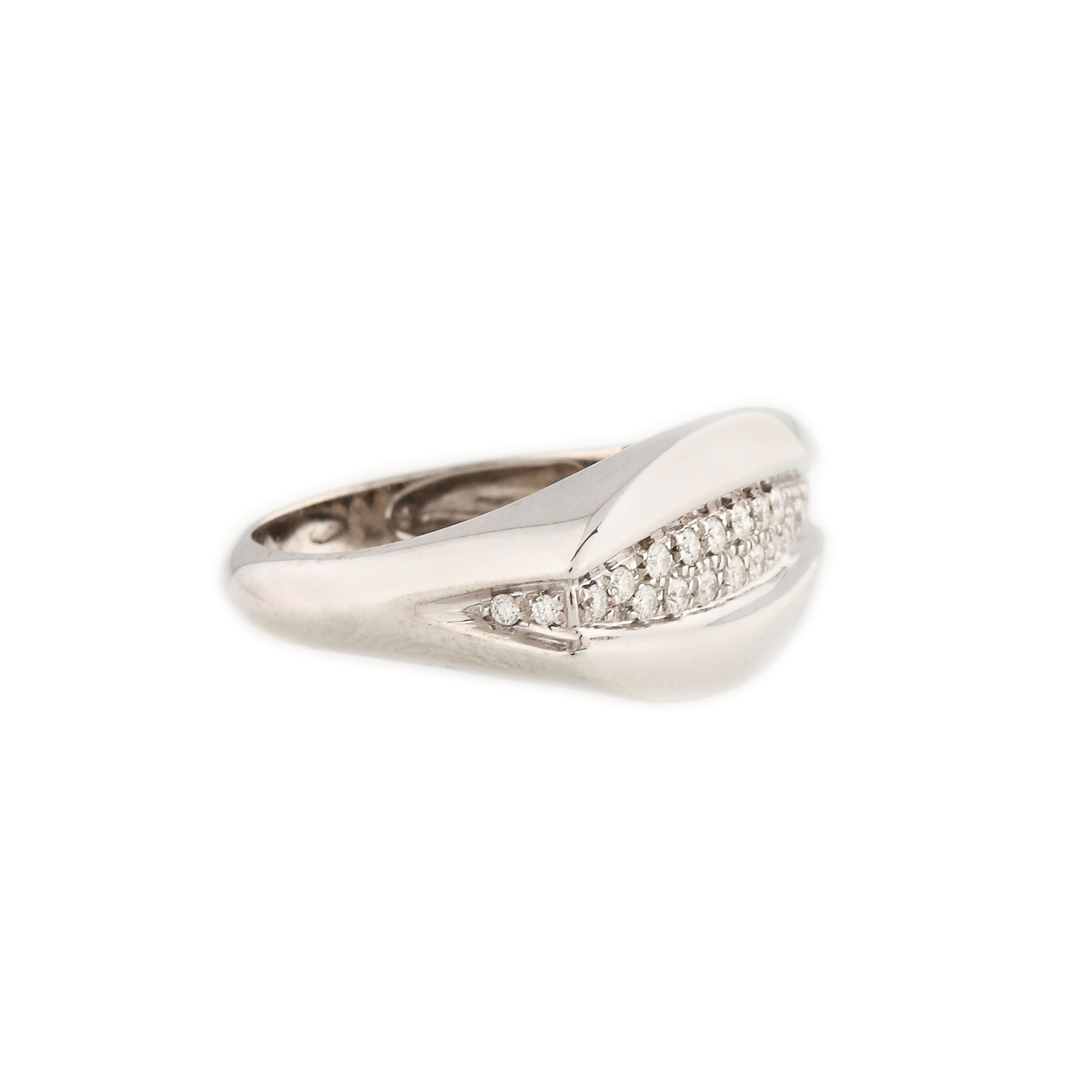 White gold ring, decorated with a double suite of diamonds