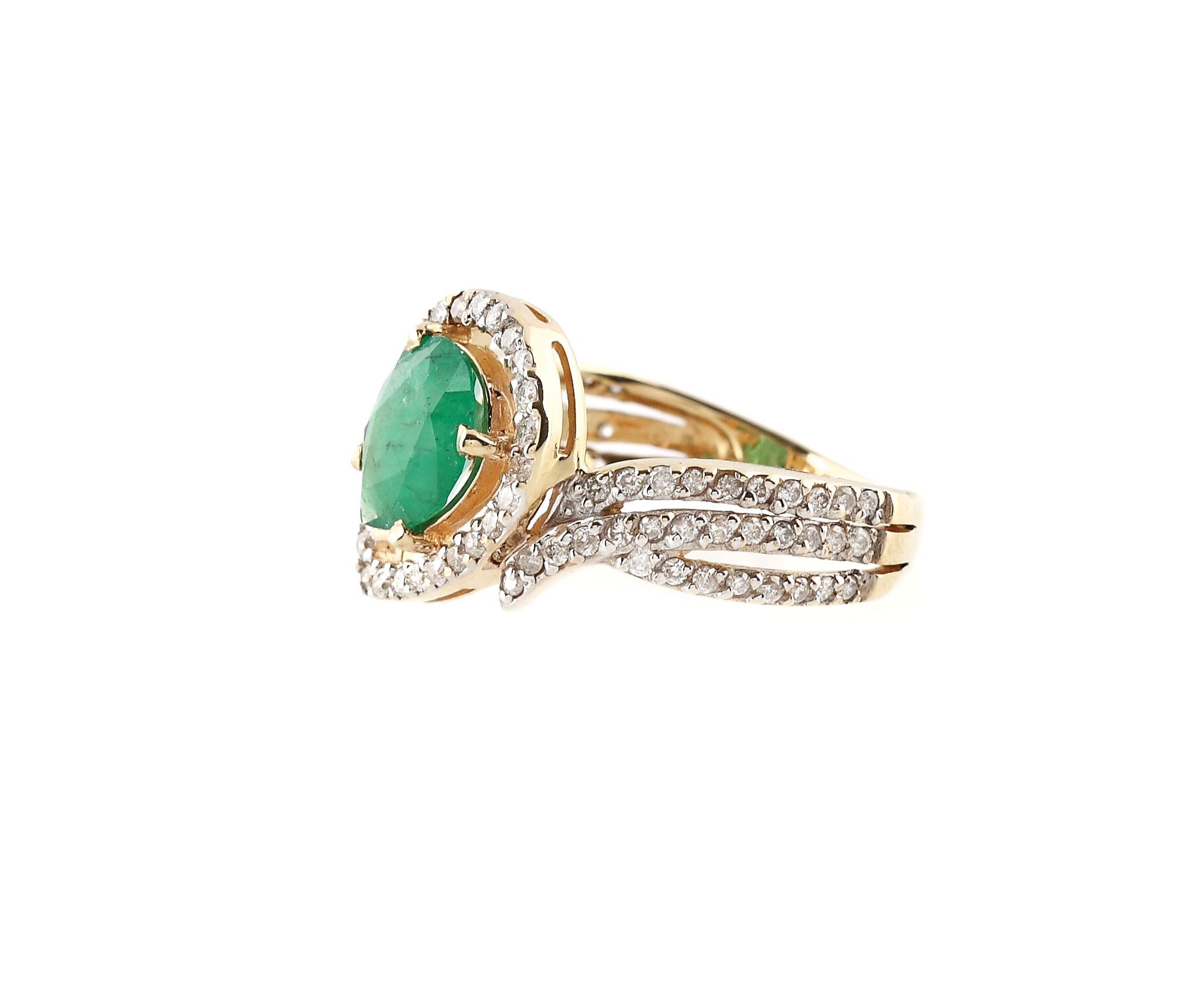 Gold ring decorated with emerald and diamonds
