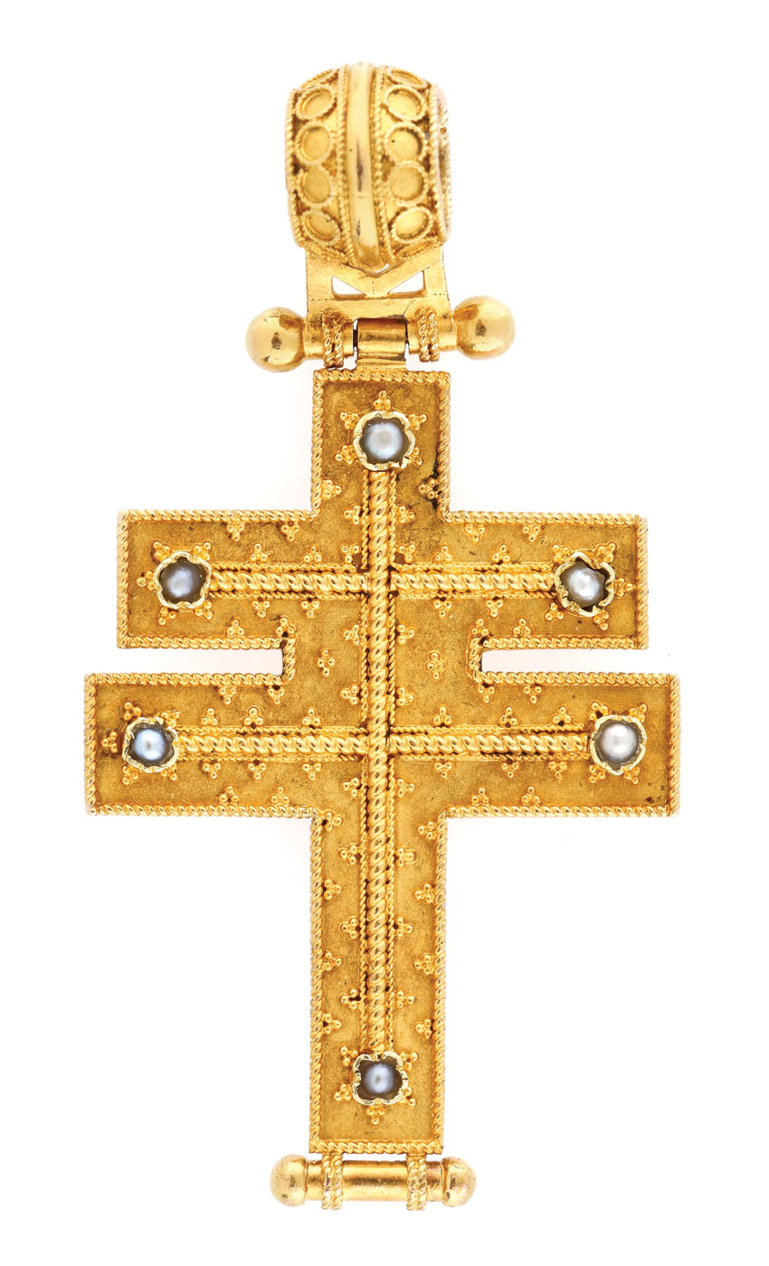 Pandantiv din aur, în formă de cruce patriarhală, decorat cu perle