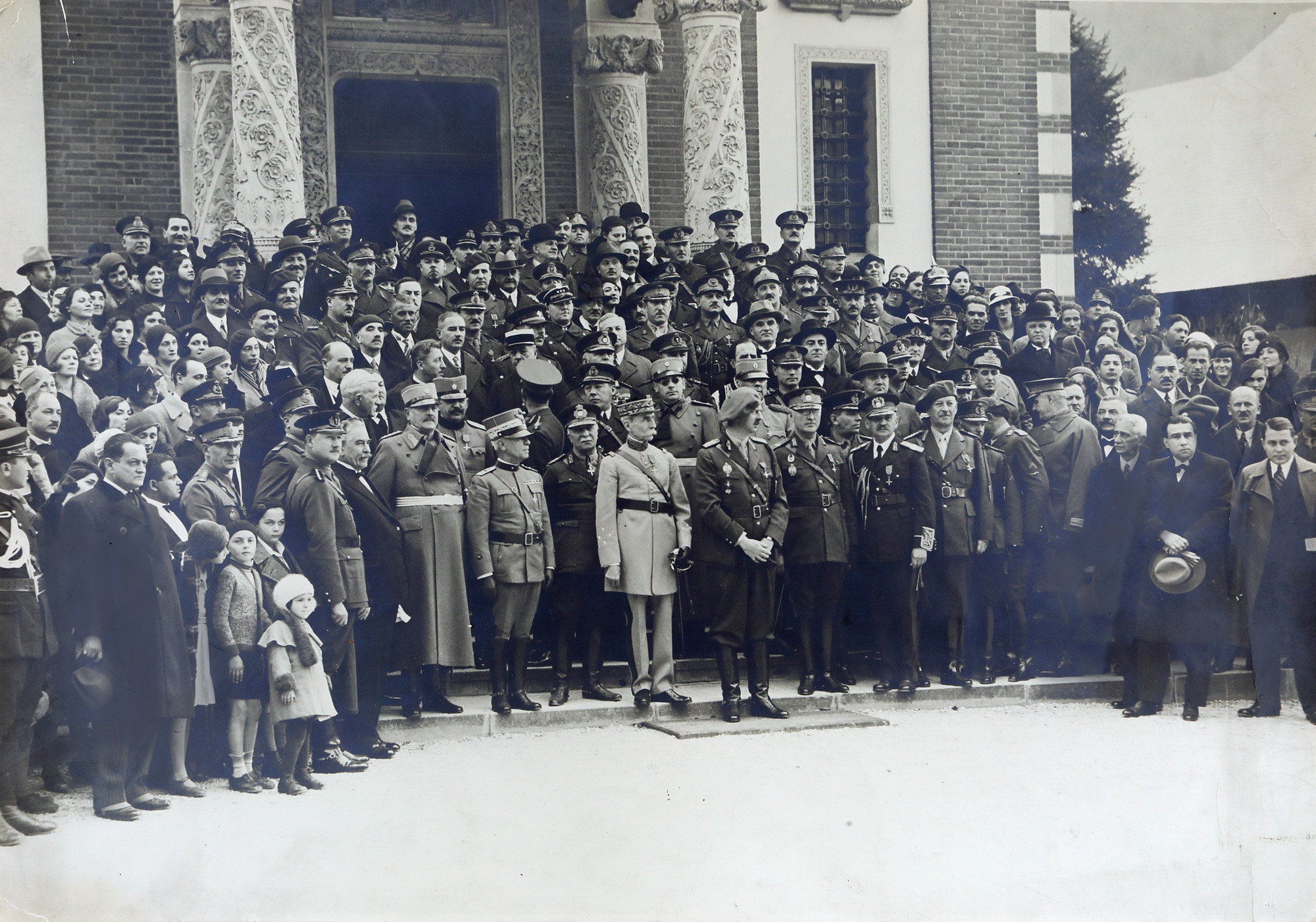 Fotografie ilustrându-l pe Regele Carol al II-lea alături de ofițeri superiori români și atașati militari străini, Mănăstirea Sinaia, anii '30