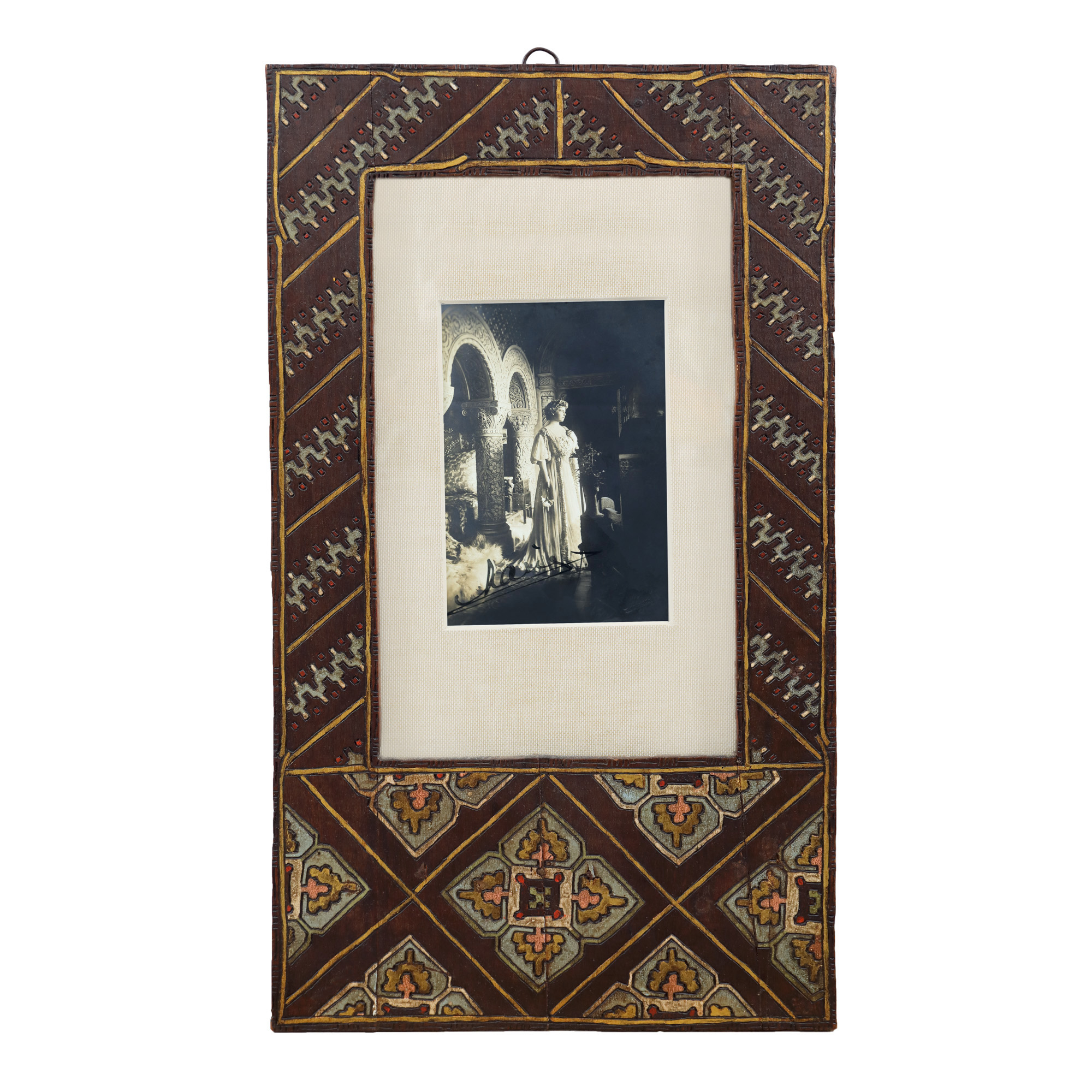 Fotografie cu principesa Maria, viitoarea regină, semnată olograf, aflată în palatul de la Cotroceni, înrămată, atelier fotografic Mandy, București, cca. 1909