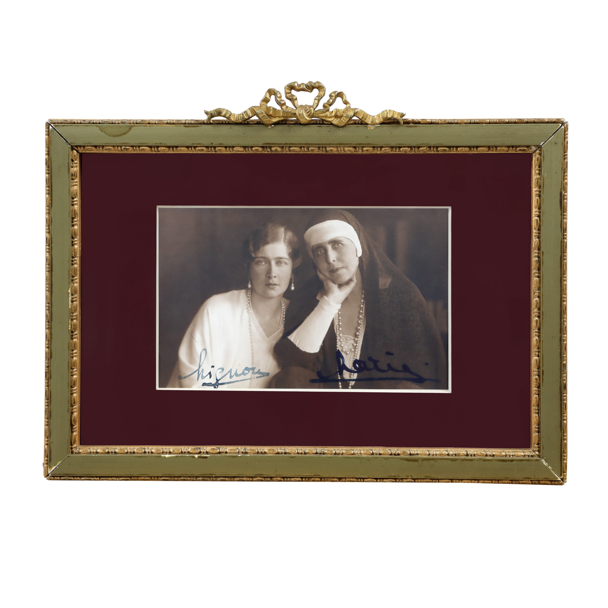 Fotografie de epocă ce o înfățișează pe Regina Maria alături de fiica sa, principesa Mărioara (Mignon), atelier Guggenberger Marovits, Sibiu, cca. 1928, cu semnăturile olografe ale celor două