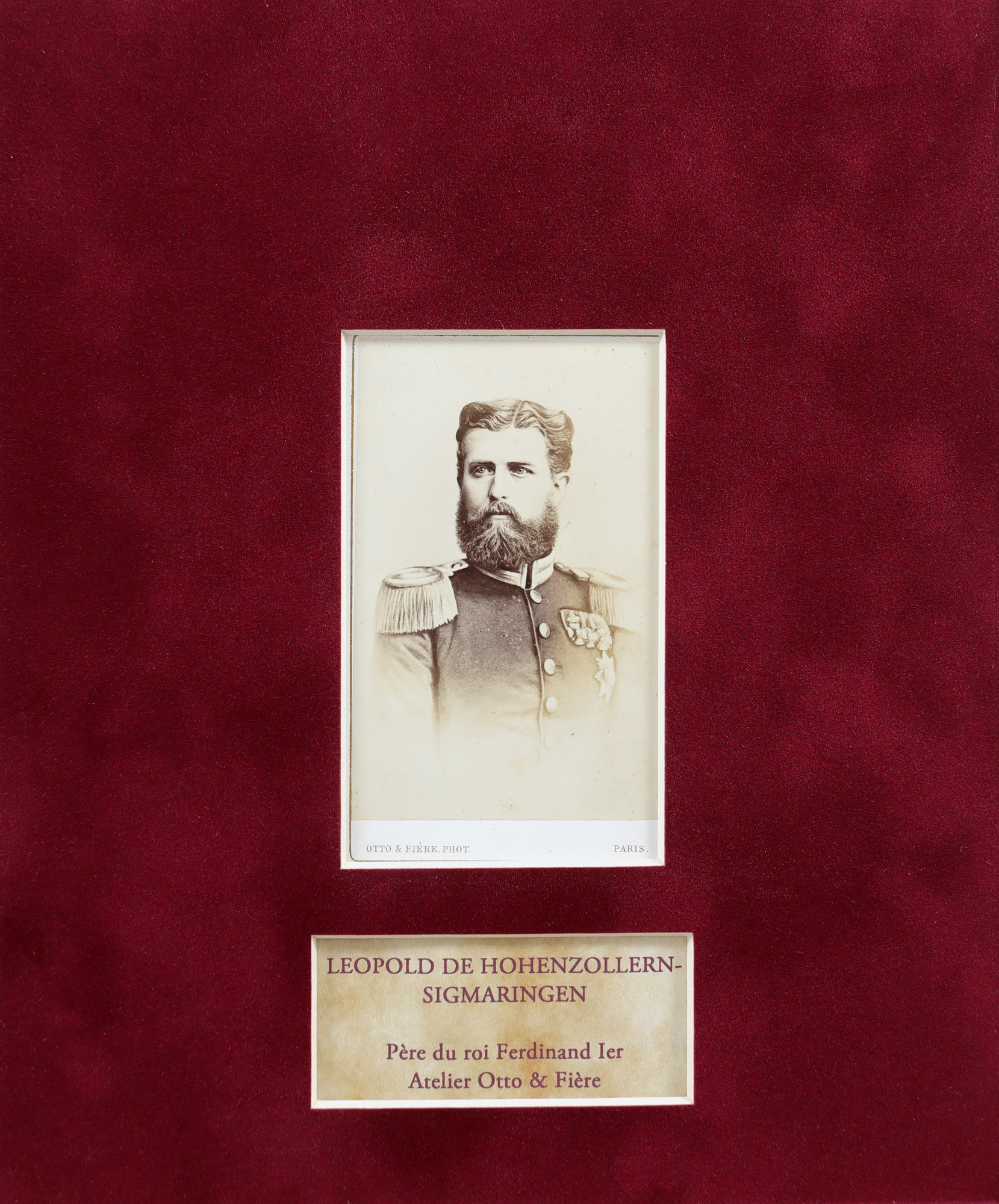 Fotografie format carte-de-visite ce-l înfățișează pe Leopold de Hohenzollern-Sigmaringen (1835-1905), tatăl regelui Ferdinand I al României, atelier Otto & Fière, Paris, cca. 1880