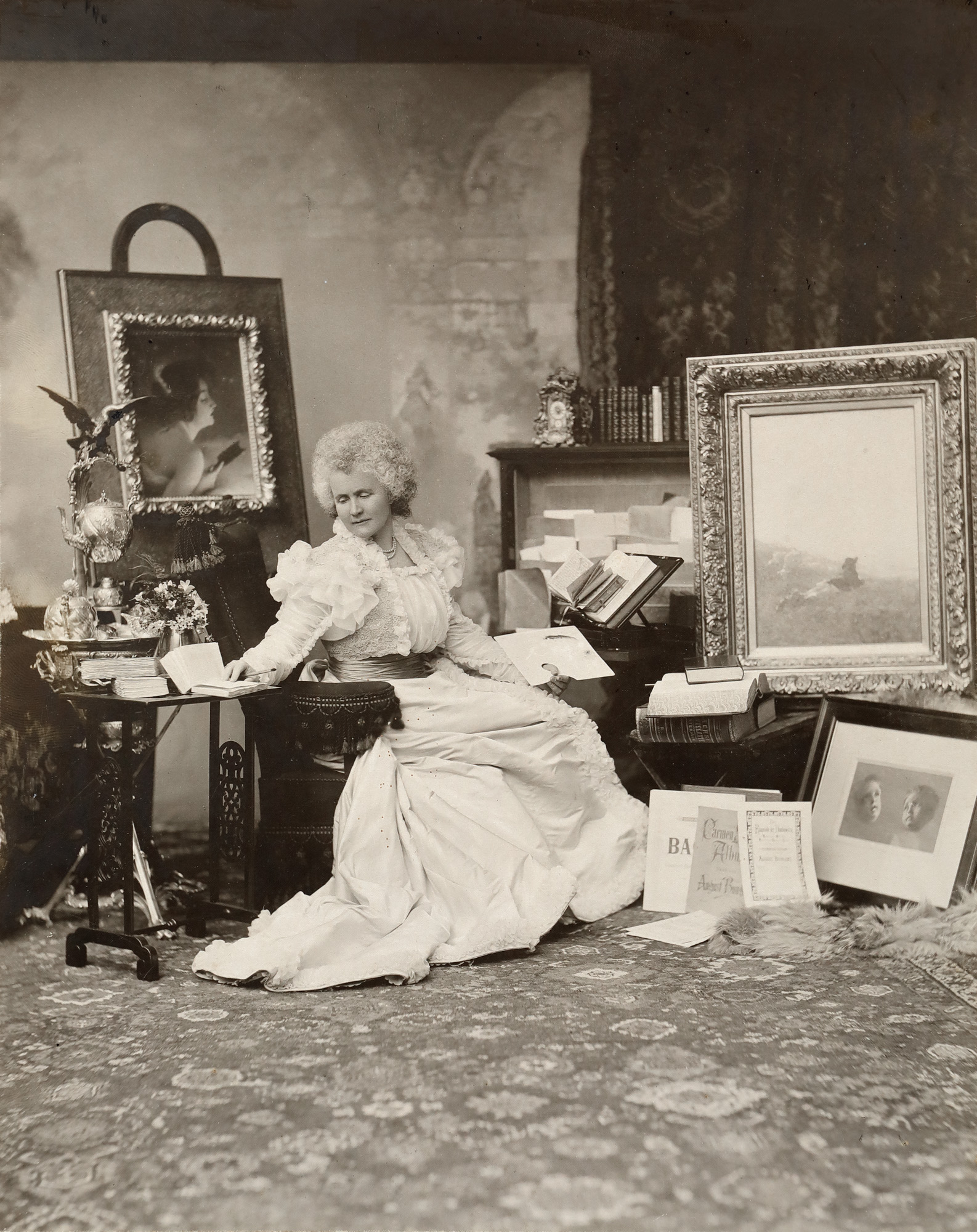 Fotografie de mari dimensiuni a Reginei Elisabeta lucrând în cabinetul său de la palatul regal, atelier Franz Mandy, București, cca. 1890
