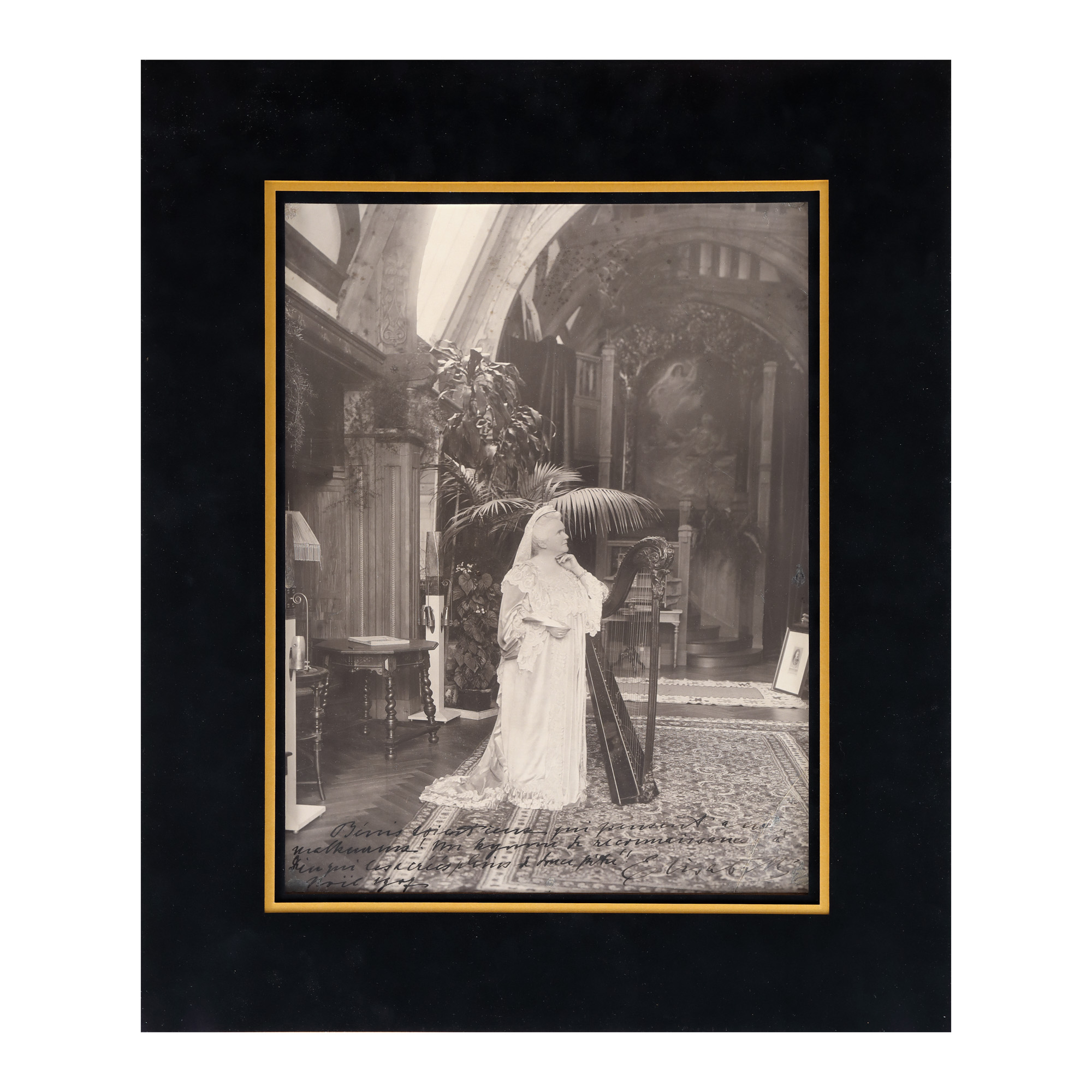 Fotografie de mari dimensiuni care o surprinde pe Regina Elisabeta la Palatul Regal, cca. 1910, cu o amplă dedicație și semnătură olografă redactate de regină