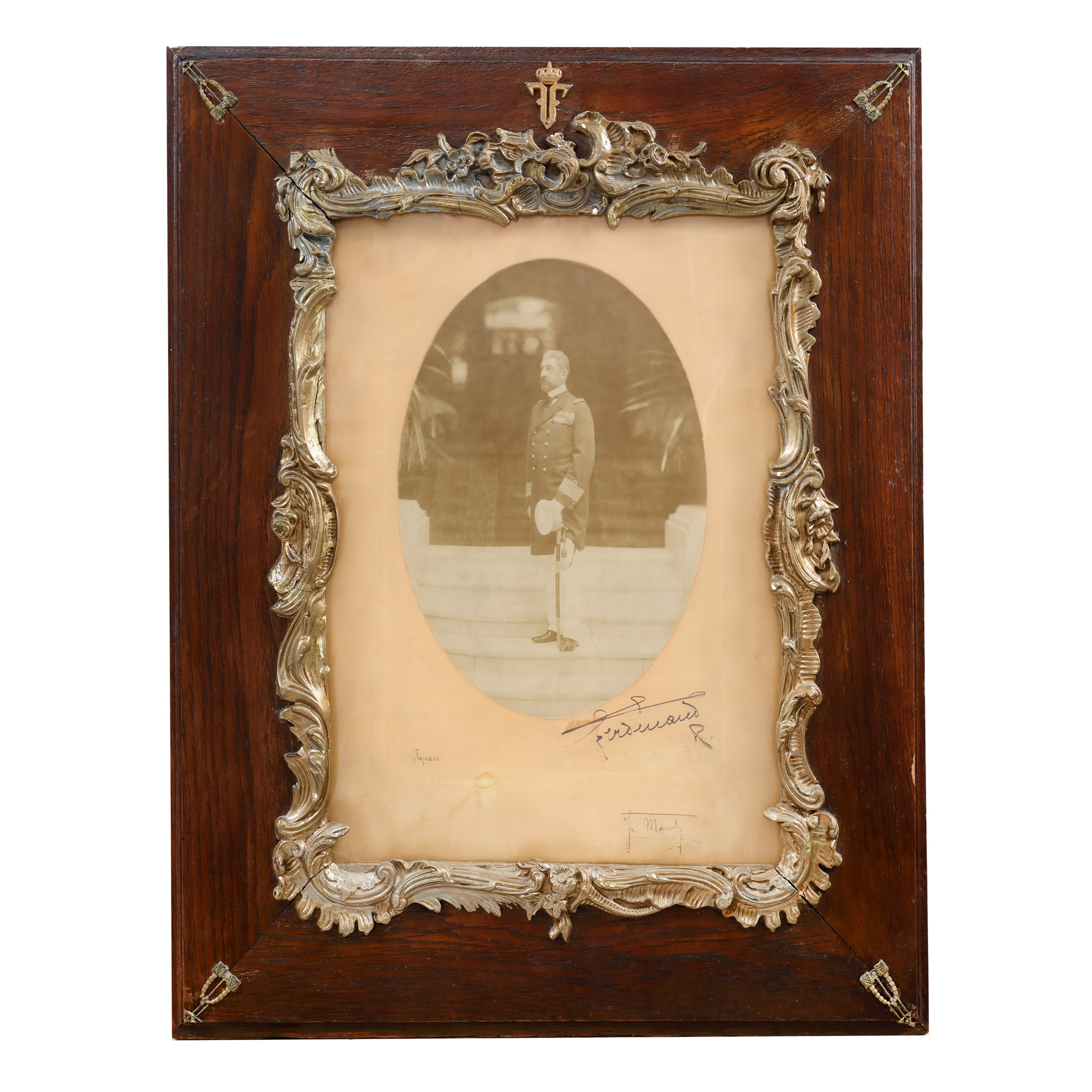 Fotografie de epocă care îl surprinde pe Regele Ferdinand I al României, pe treptele Palatului Regal, atelier Franz Mandy, București, cca. 1914, cu semnătura olografă a regelui