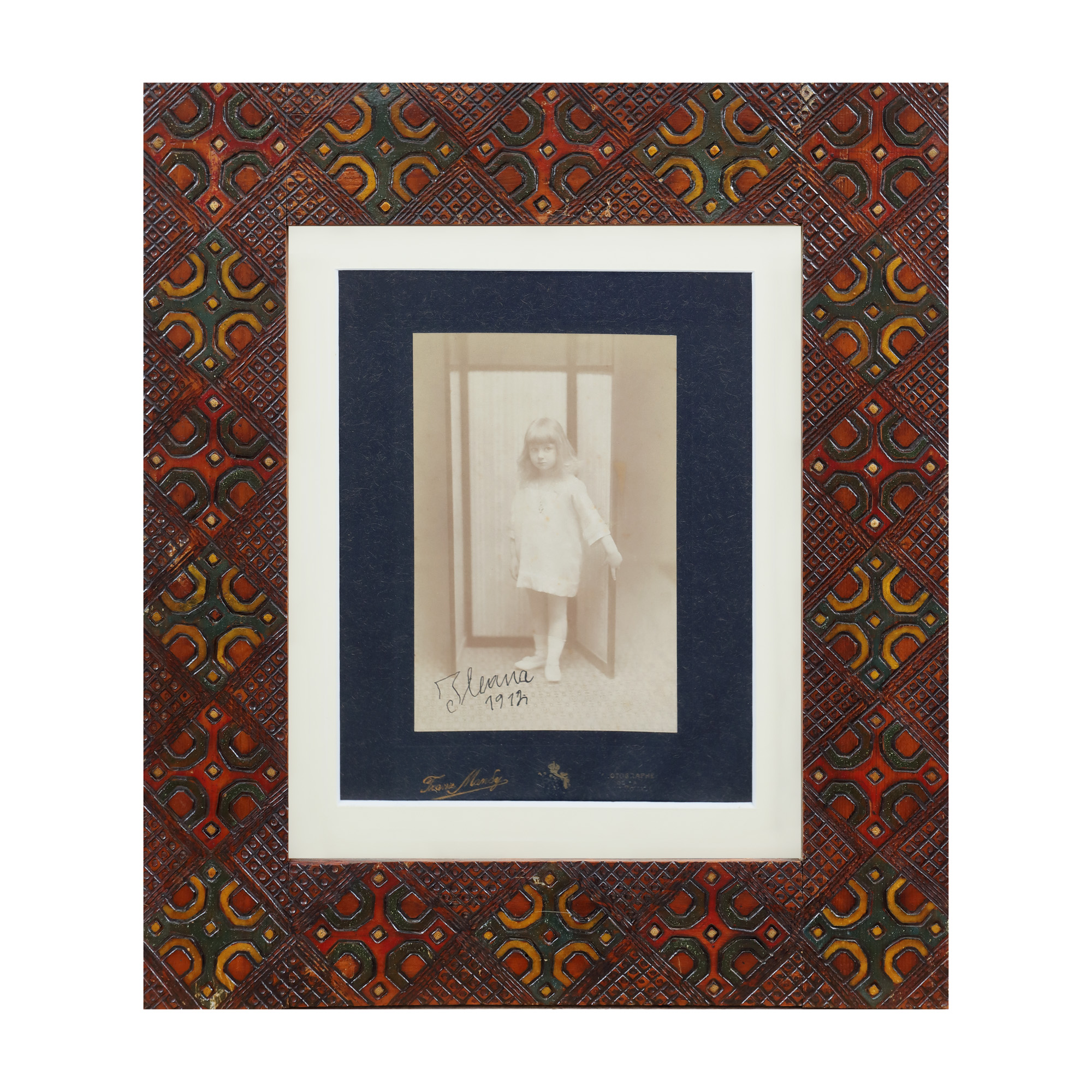 Fotografie ilustrând-o pe Principesa Ileana copil, atelier Franz Mandy, București, 1912, cu semnătura olografă a acesteia, în ramă de epocă pirogravată