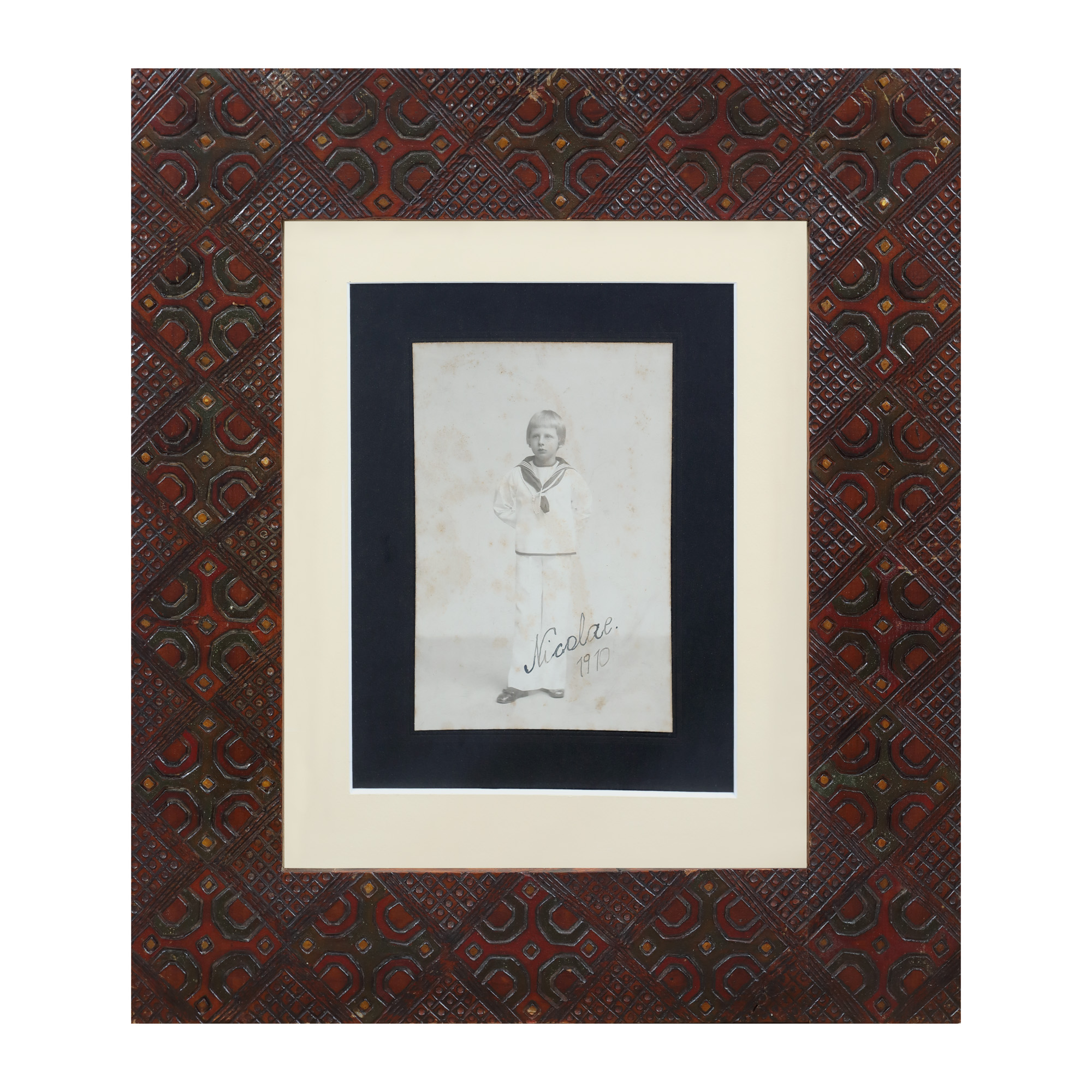 Fotografie ilustrându-l pe Principele Nicolae copil, 1910, cu semnătura olografă a acestuia, în ramă de epocă pirogravată
