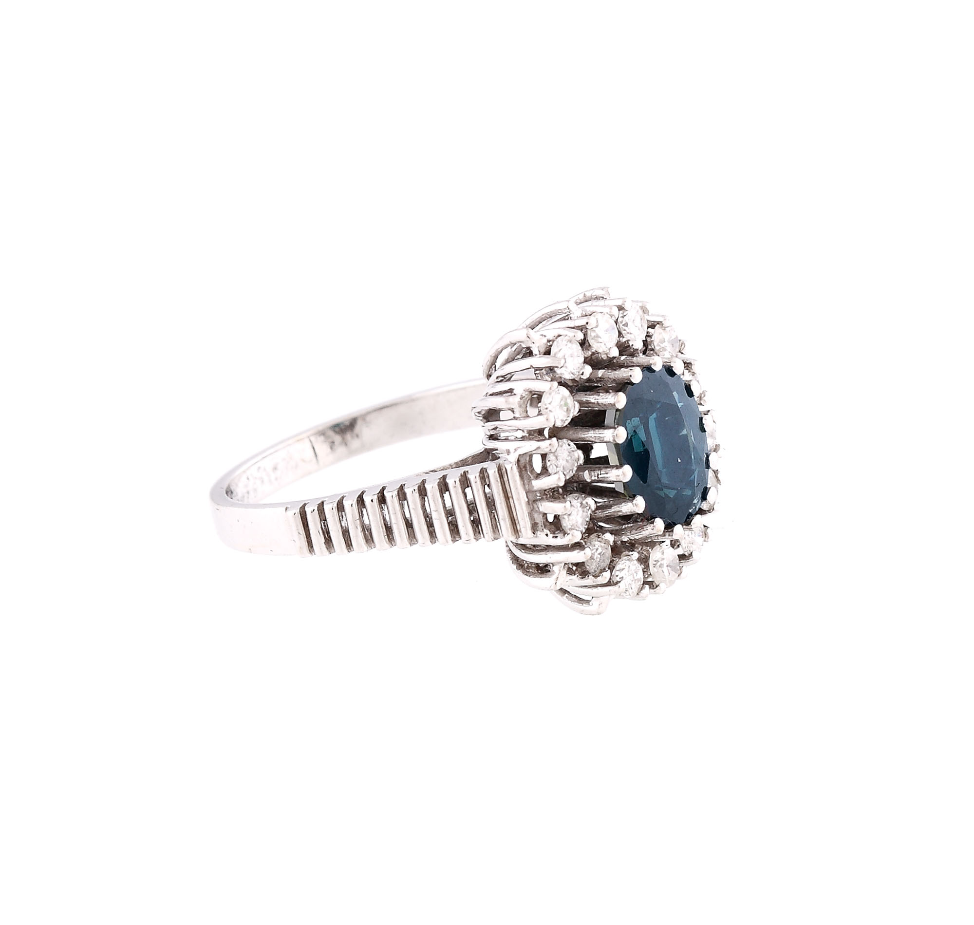 Splendid inel din aur alb, decorat cu safir anturat de diamante