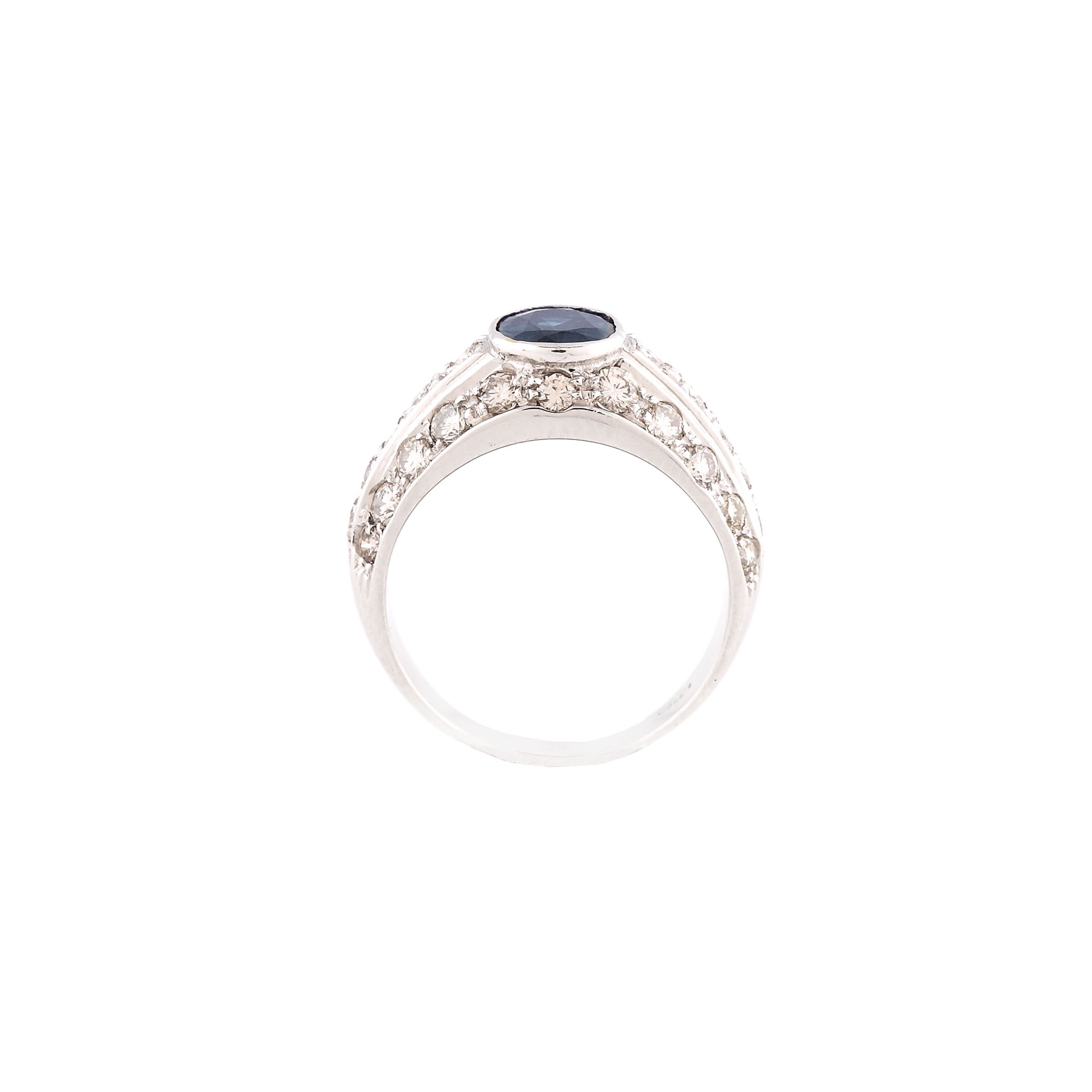 Inel din aur alb, decorat cu safir și suite de diamante