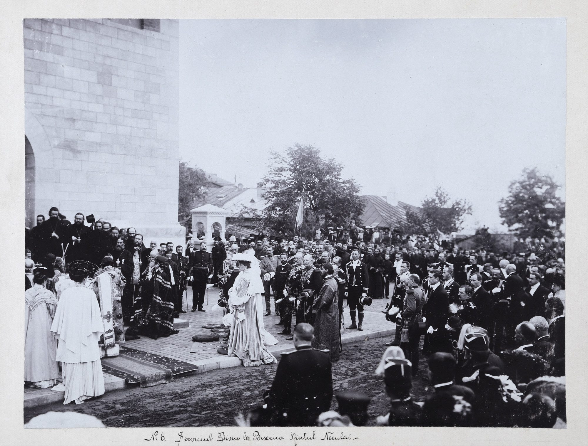 Fotografie ilustrându-i pe Regele Carol I, Regina Elisabeta, Principele Ferdinand și Principesa Maria la slujba de resfințire a Bisericii ”Sfântul Nicolae Domnesc”, atelier fotografic B. Chaland,  Iași, 1904, piesă rară, de colecție