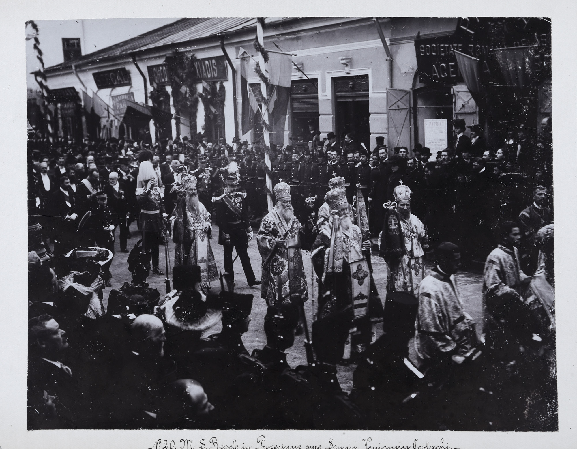 Fotografie ilustrându-i pe Regele Carol I, Principele Carol al II-lea, D.A. Sturdza și Mitropolitul Partenie Clinceni în procesiune spre Seminarul Venianim Costachi, atelier fotografic B. Chaland, Iași, 1904, piesă rară, de colecție