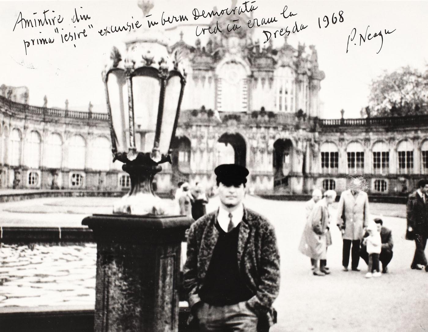 Fotografie a lui Paul Neagu, cu adnotări olografe, realizat în timpul primei vizite a artistului în Republica Democrată Germană, 1968, provine din arhiva personală a lui Paul Neagu