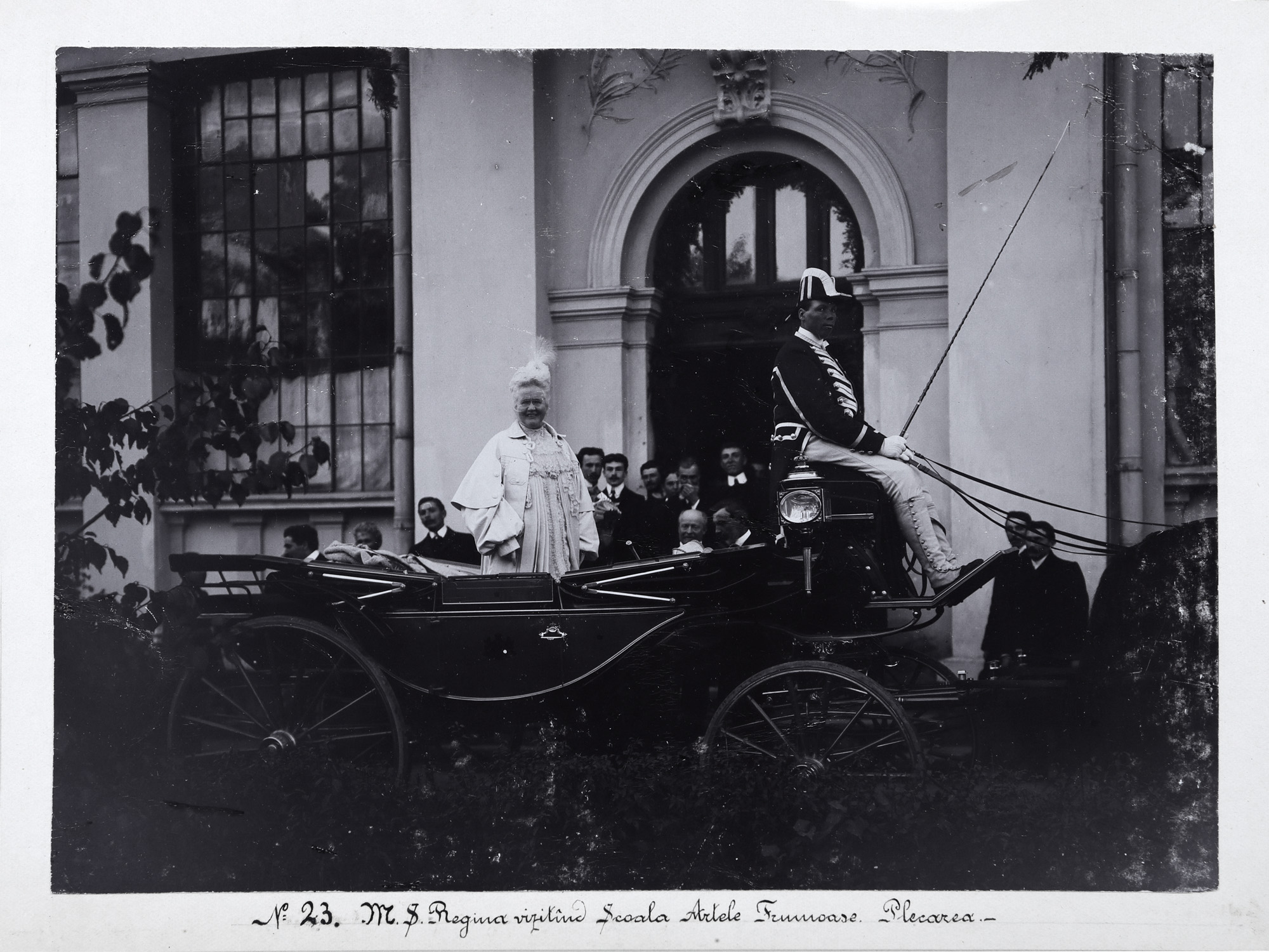 Fotografie ilustrându-o pe Regina Elisabeta vizitând Școala de Arte Frumoase alături de Constantin Artachino, Ștefan Popescu, Frederic Storck și Ștefan Luchian, atelier fotografic B. Chaland, Iași, 1904, piesă rară, de colecție